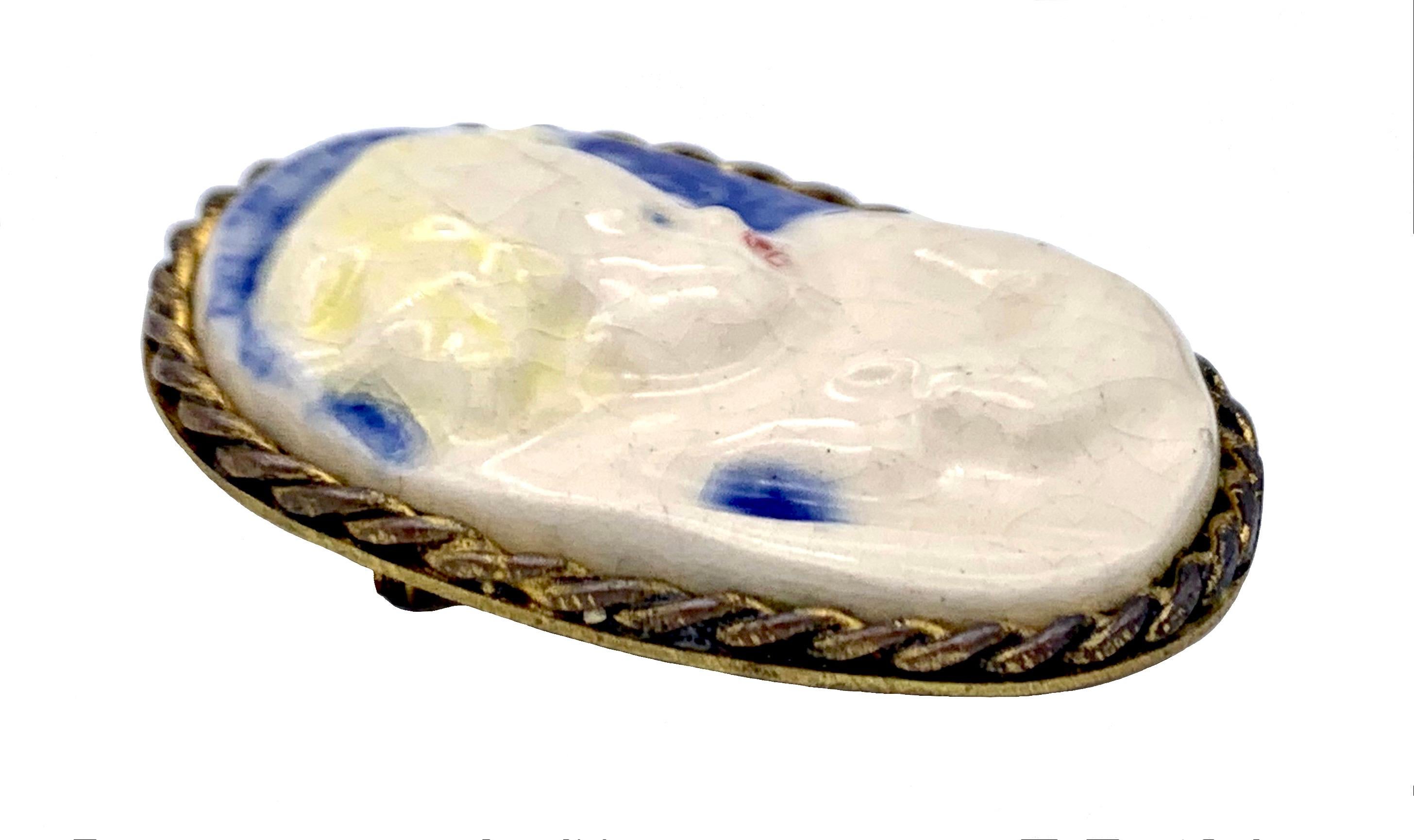 Belle Époque Broche ancienne d'enfant putto en forme de chérubin avec cadre en céramique et laiton en vente
