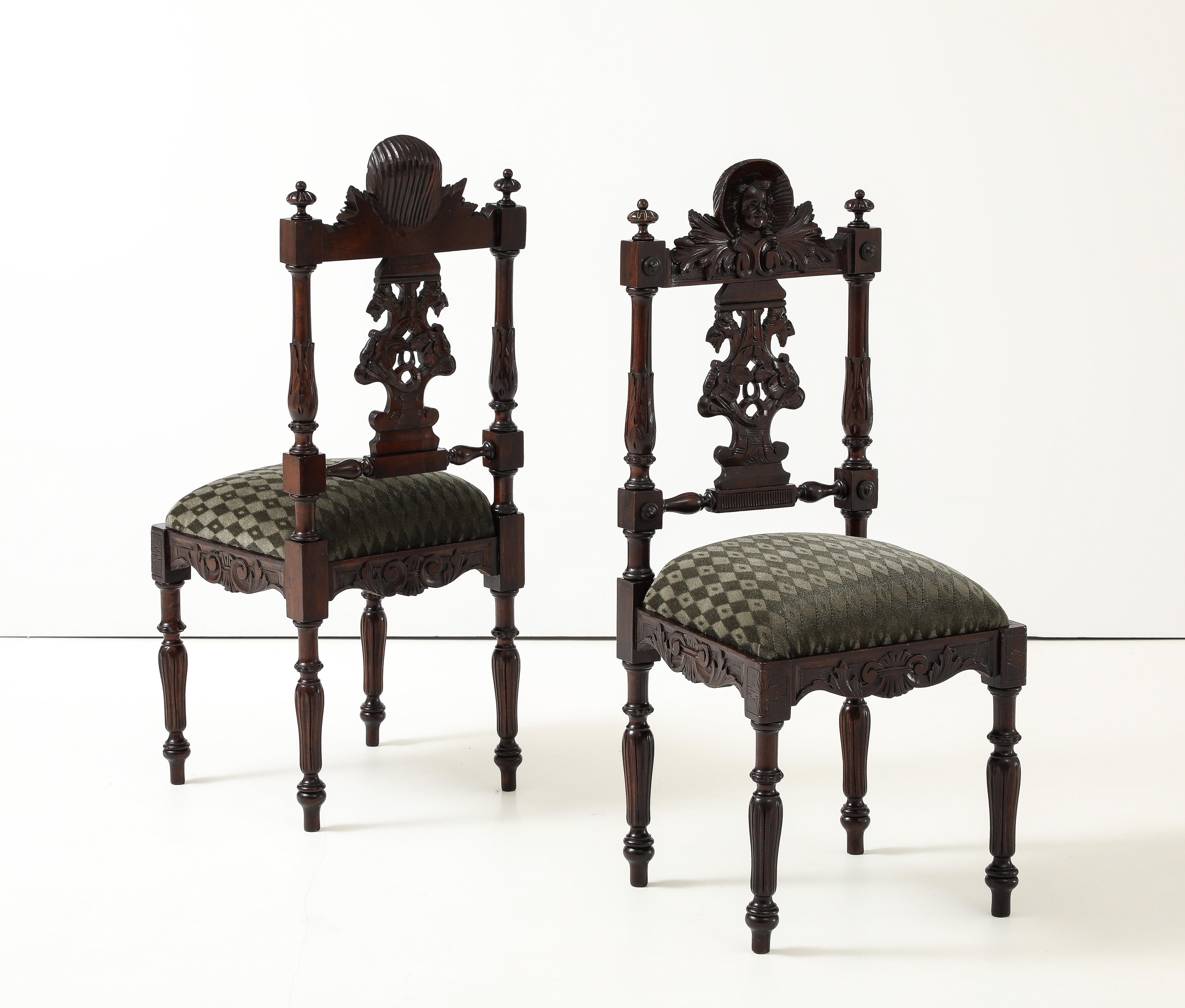 Antike Cherubs Winkel geschnitzt Nussbaum Französisch dekorative Stühle, vollständig restauriert und neu gepolstert in Donghia Mohair-Stoff, mit einigen Verschleiß und Patina aufgrund von Alter und Nutzung.