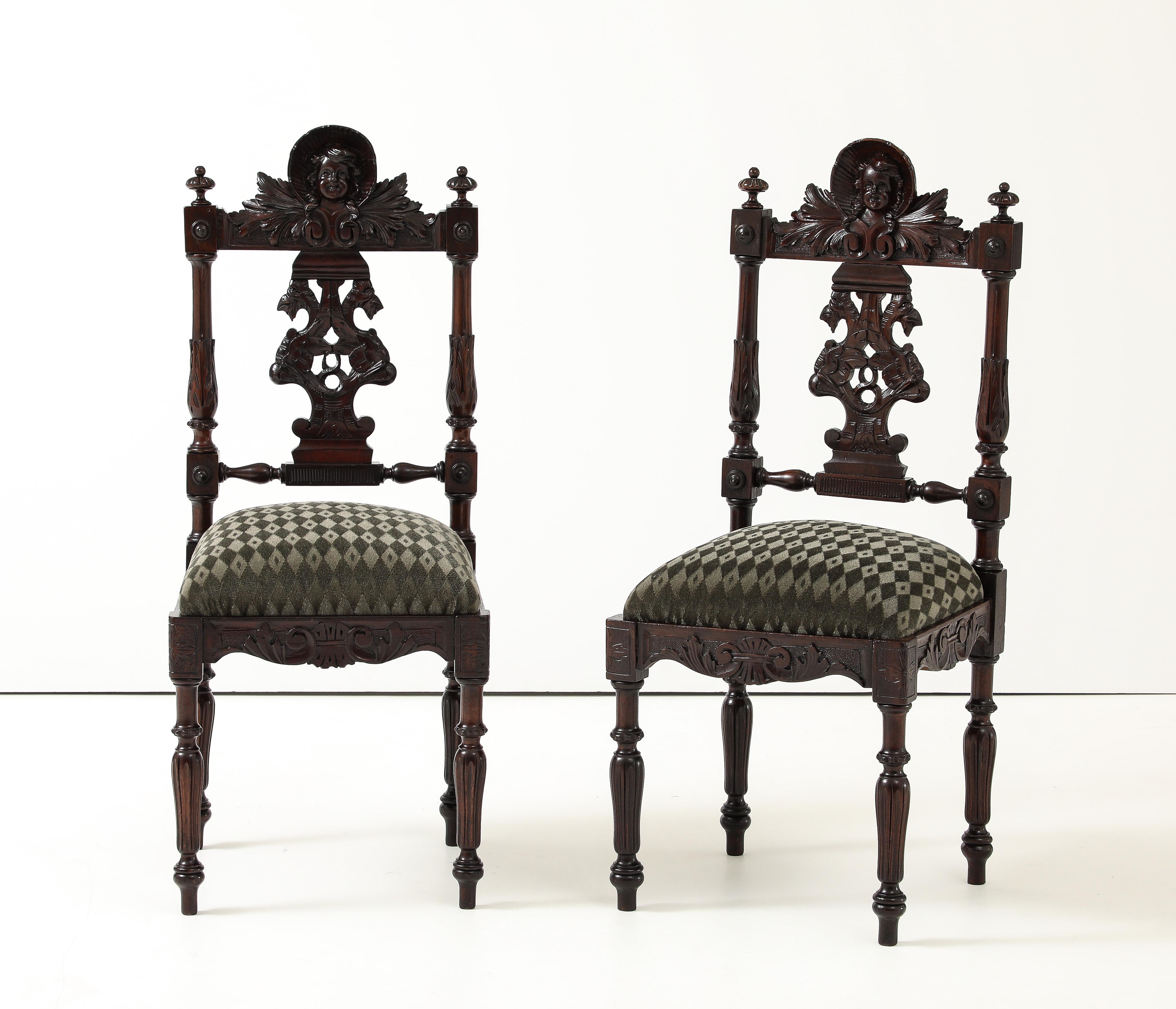 Antike Putten Engel geschnitzt Nussbaum Französisch Side Chairs (Viktorianisch) im Angebot