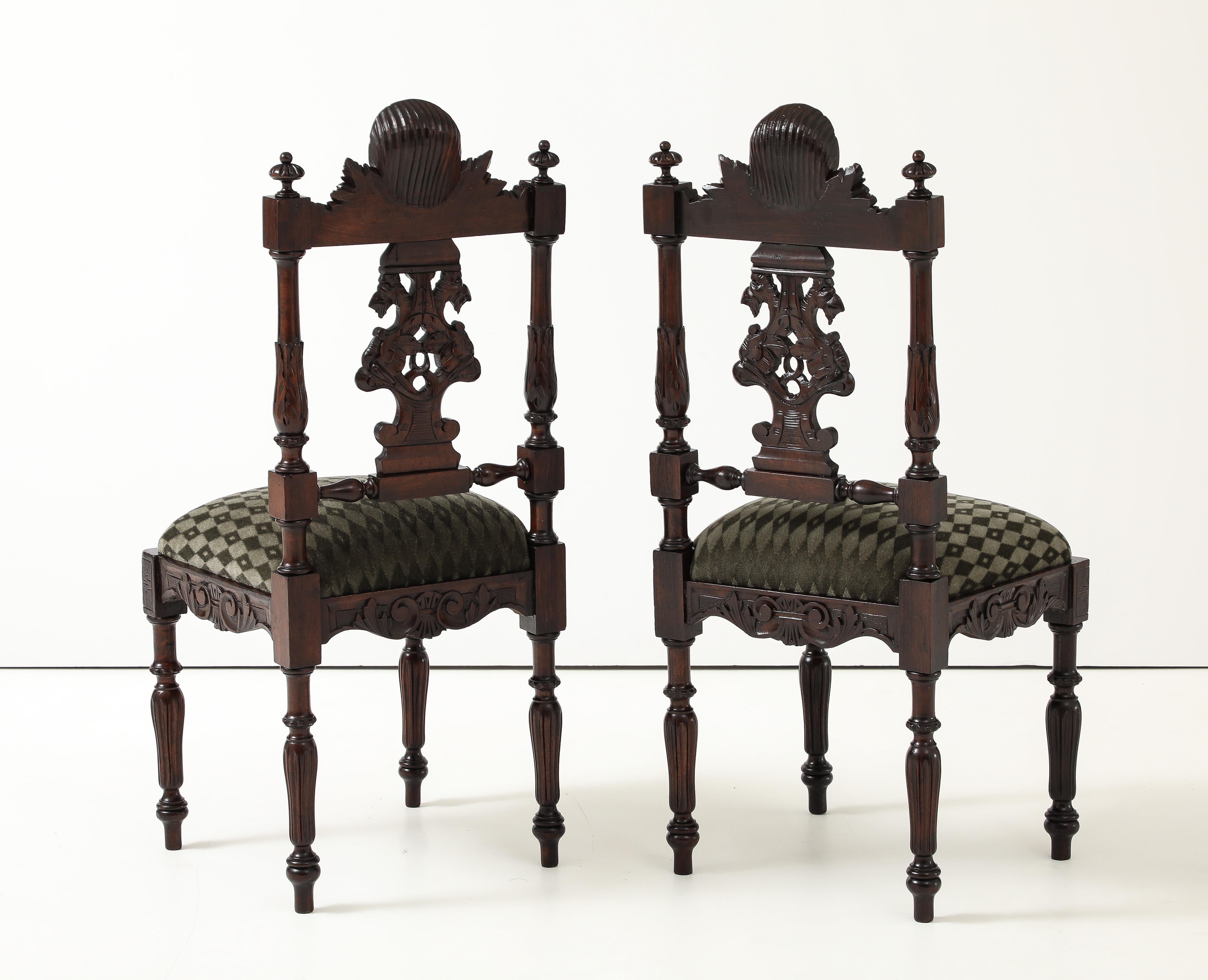 Antike Putten Engel geschnitzt Nussbaum Französisch Side Chairs (Frühes 20. Jahrhundert) im Angebot