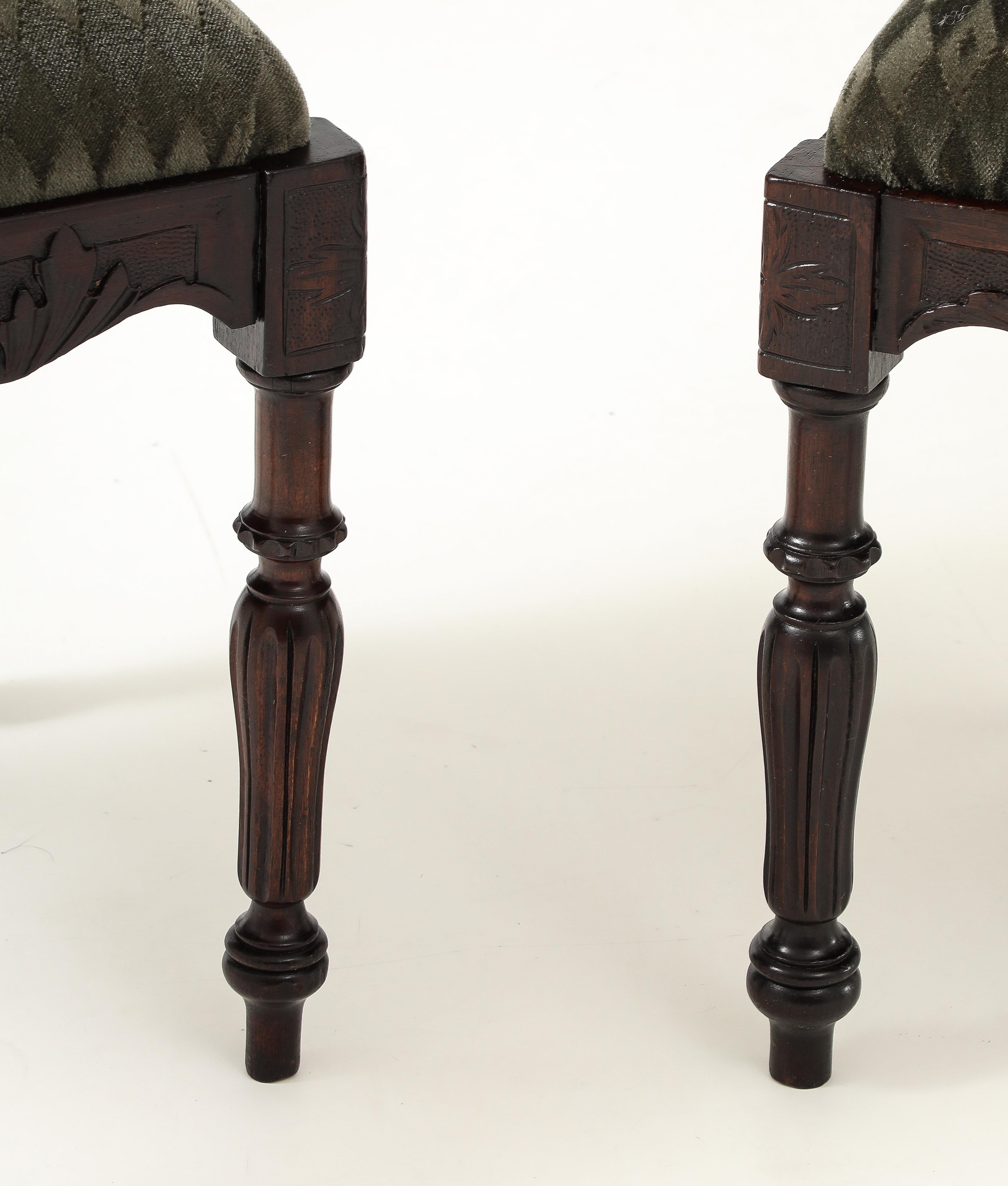 Antike Putten Engel geschnitzt Nussbaum Französisch Side Chairs im Angebot 3