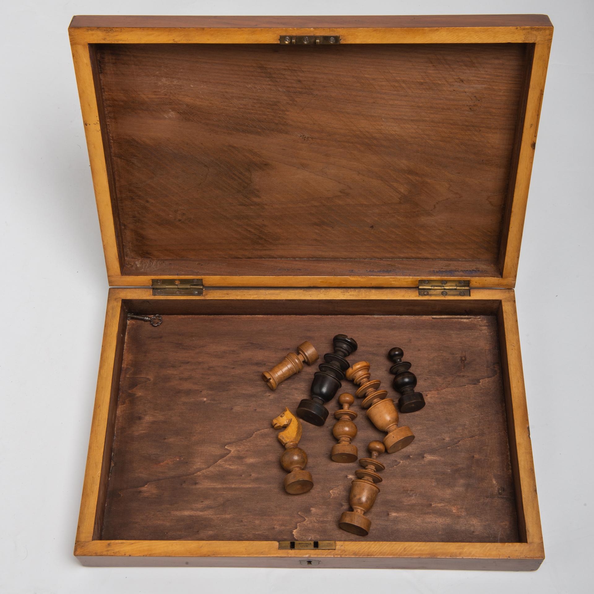 Boîtes en bois anciennes pour le rangement des échecs en vente 2