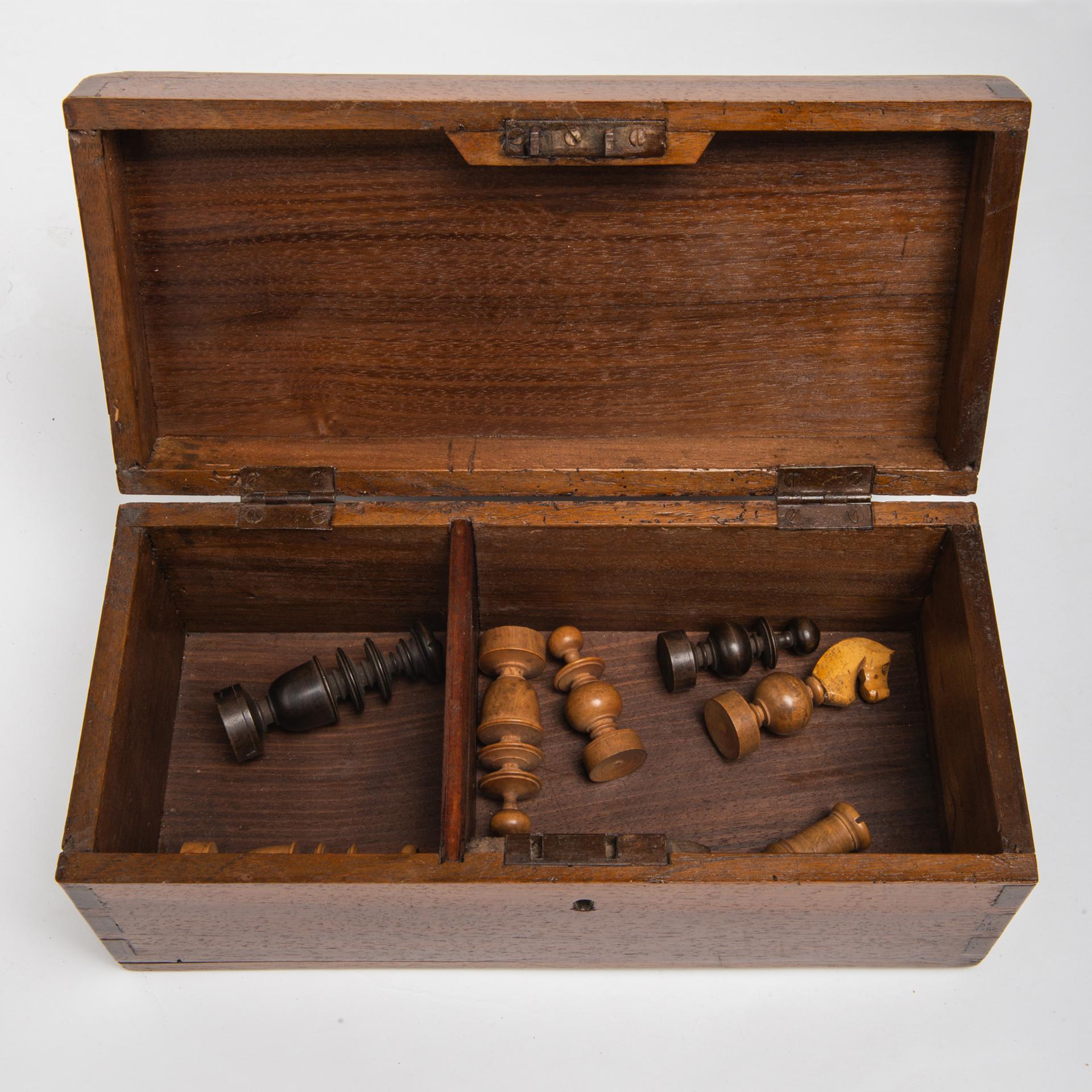 Anglais Boîtes en bois anciennes pour le rangement des échecs en vente