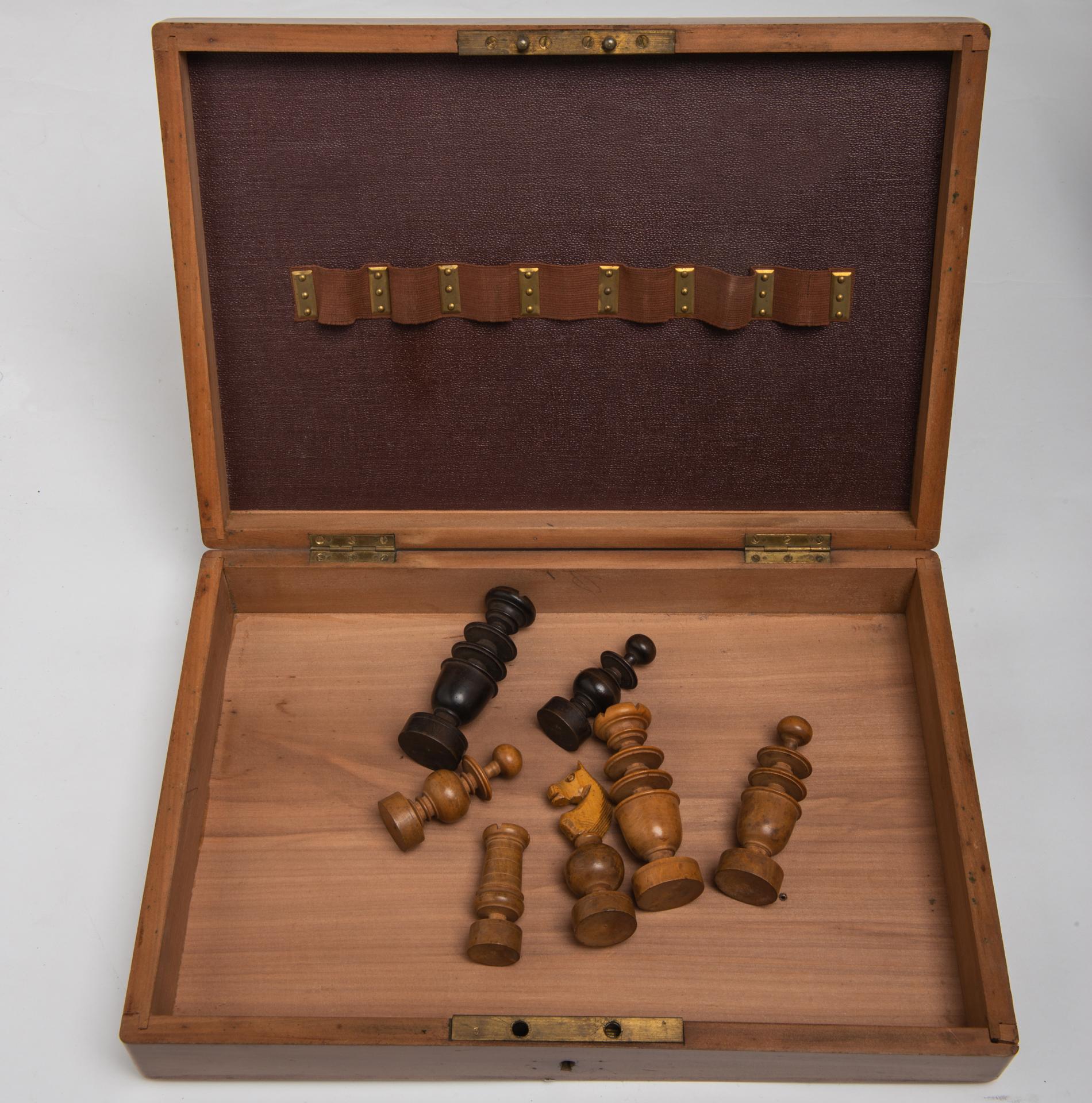 XIXe siècle Boîtes en bois anciennes pour le rangement des échecs en vente