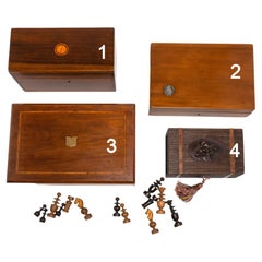 Scatole di legno antiche per la conservazione degli scacchi