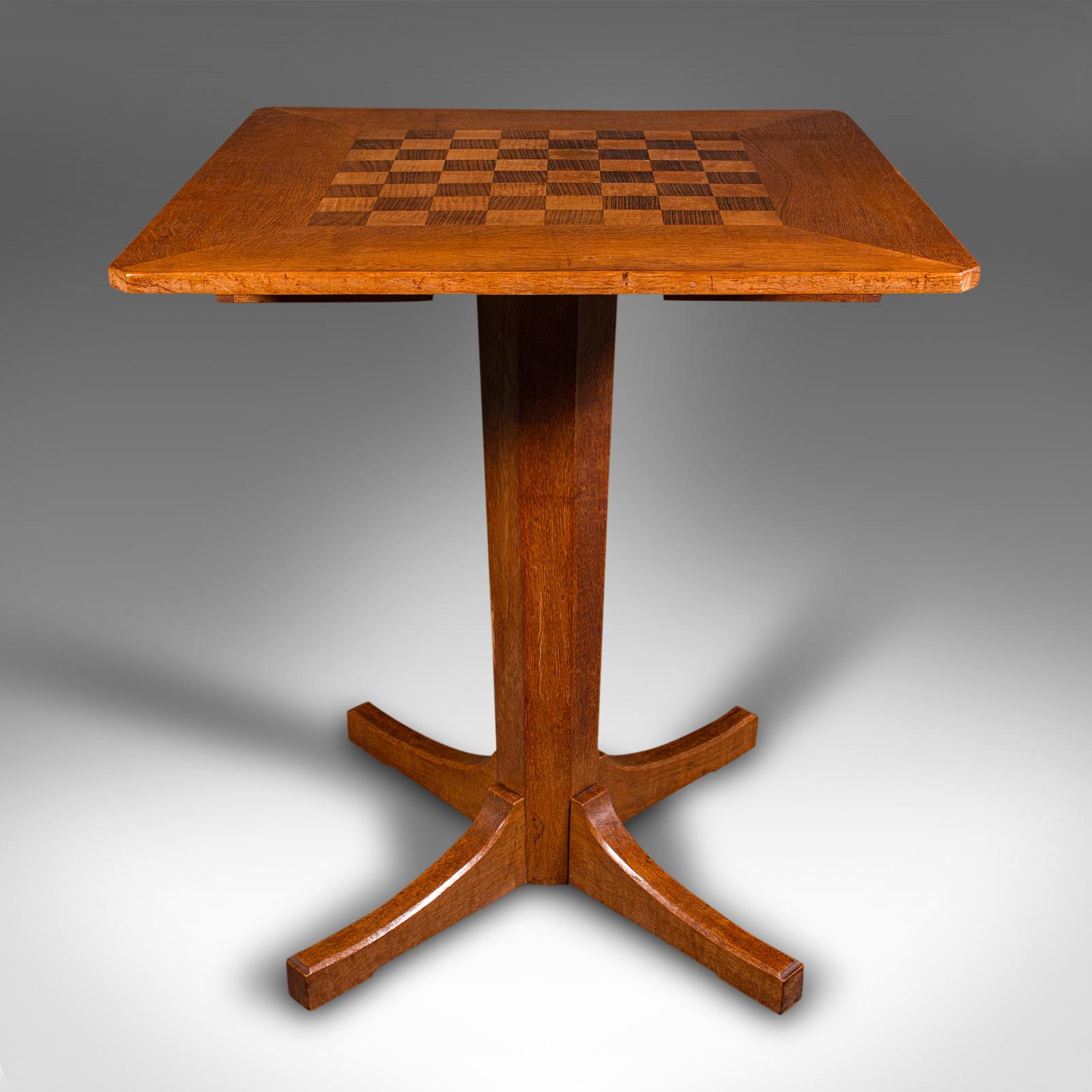 Dies ist ein Vintage-Schachtisch. Ein englischer Spieltisch aus Eiche, Satinholz und Nussbaum im Geschmack der Cotswold School, aus der Mitte des 20. Jahrhunderts, um 1950.

Wunderschön präsentierter Tisch mit dazugehörigem Schachspiel
Zeigt eine