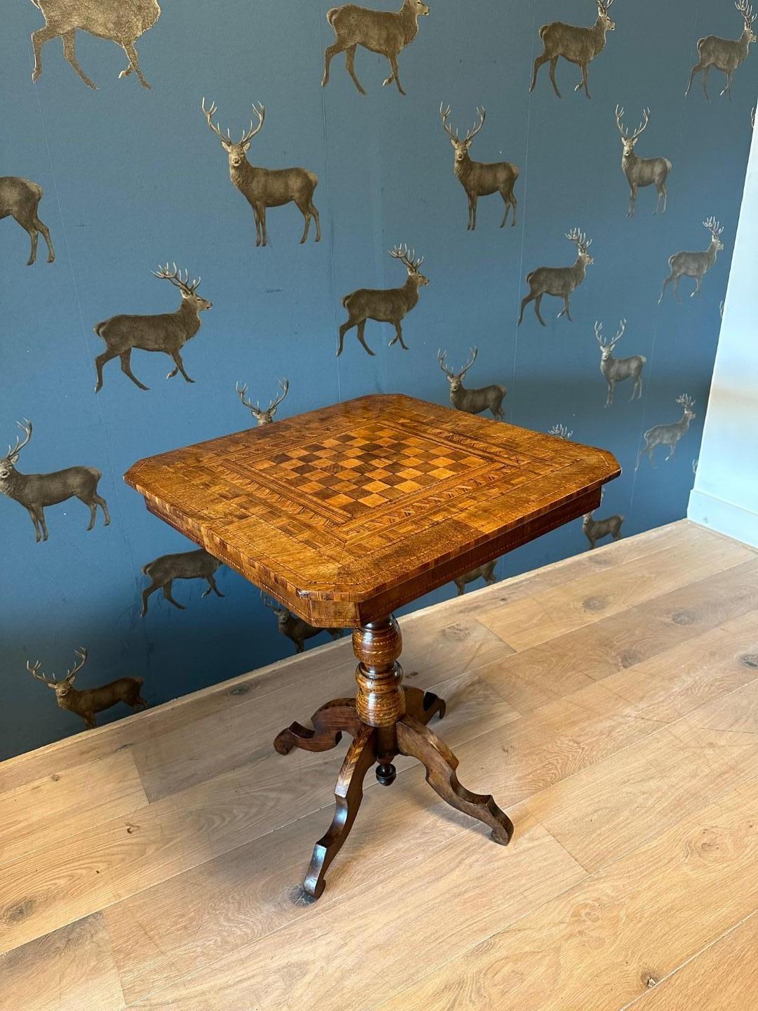 Beautiful antique walnut chess table in good condition. The table has beautiful inlay work, both in the top and the column leg
The table has a  warm color. Nice table to play chess on!

Origin: France
Period: ca. 1820
Size 60cm x 60cm x h.72cm