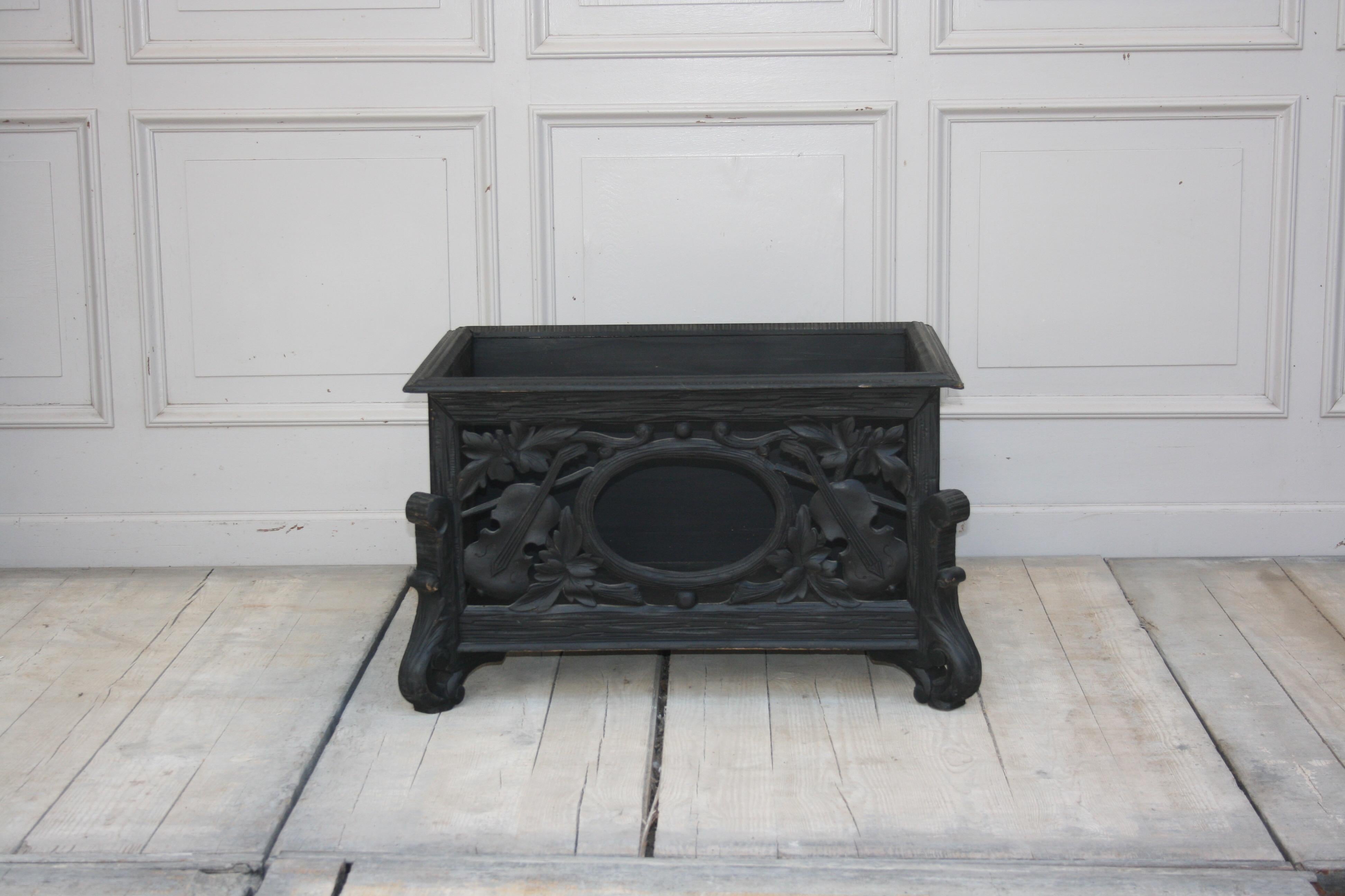 Antique German open chest/box in black from approximate 1860 presumably for the storage of music notes.

Dimensions: 44 cm high, 71 cm wide, 51 cm deep.