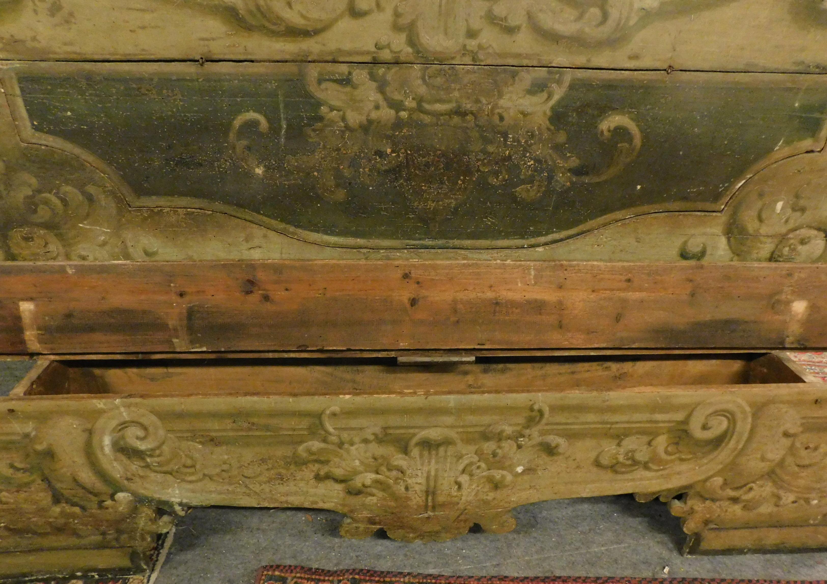 18th Century and Earlier Antique Chest in Lacquered and Painted Wood from the 18th Century Italy For Sale