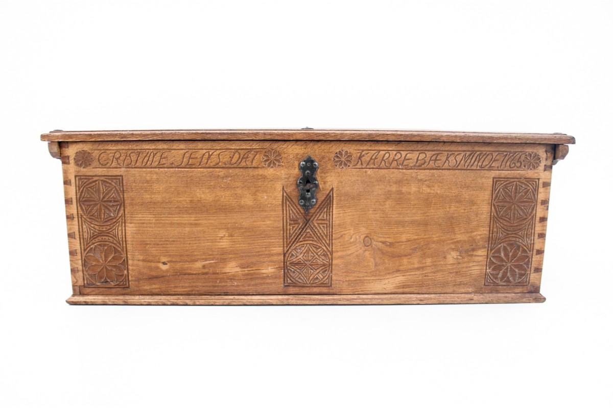 An antique chest from the mid-18th century.

Dimensions: height 48 cm / width 142 cm / depth 60 cm