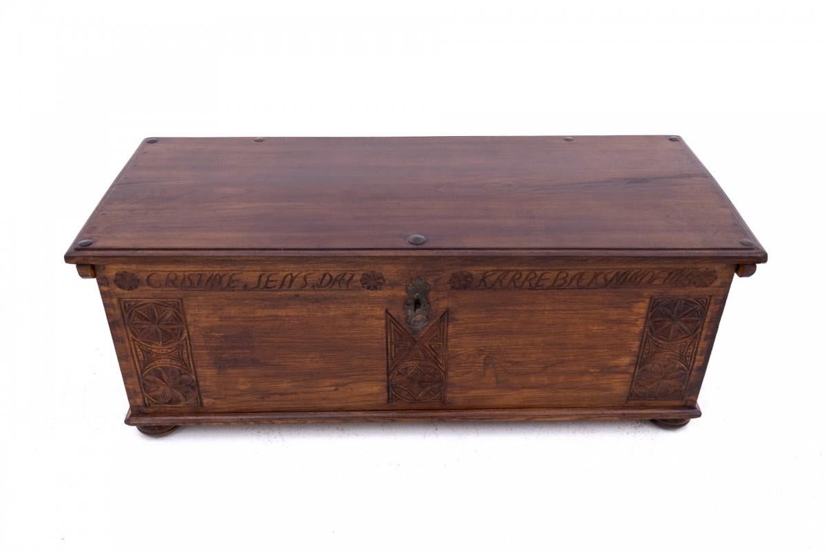 Antique chest from the mid-18th century.

Furniture in very good condition, after professional renovation.

Dimensions: height 48 cm / width 142 cm / depth 60 cm
