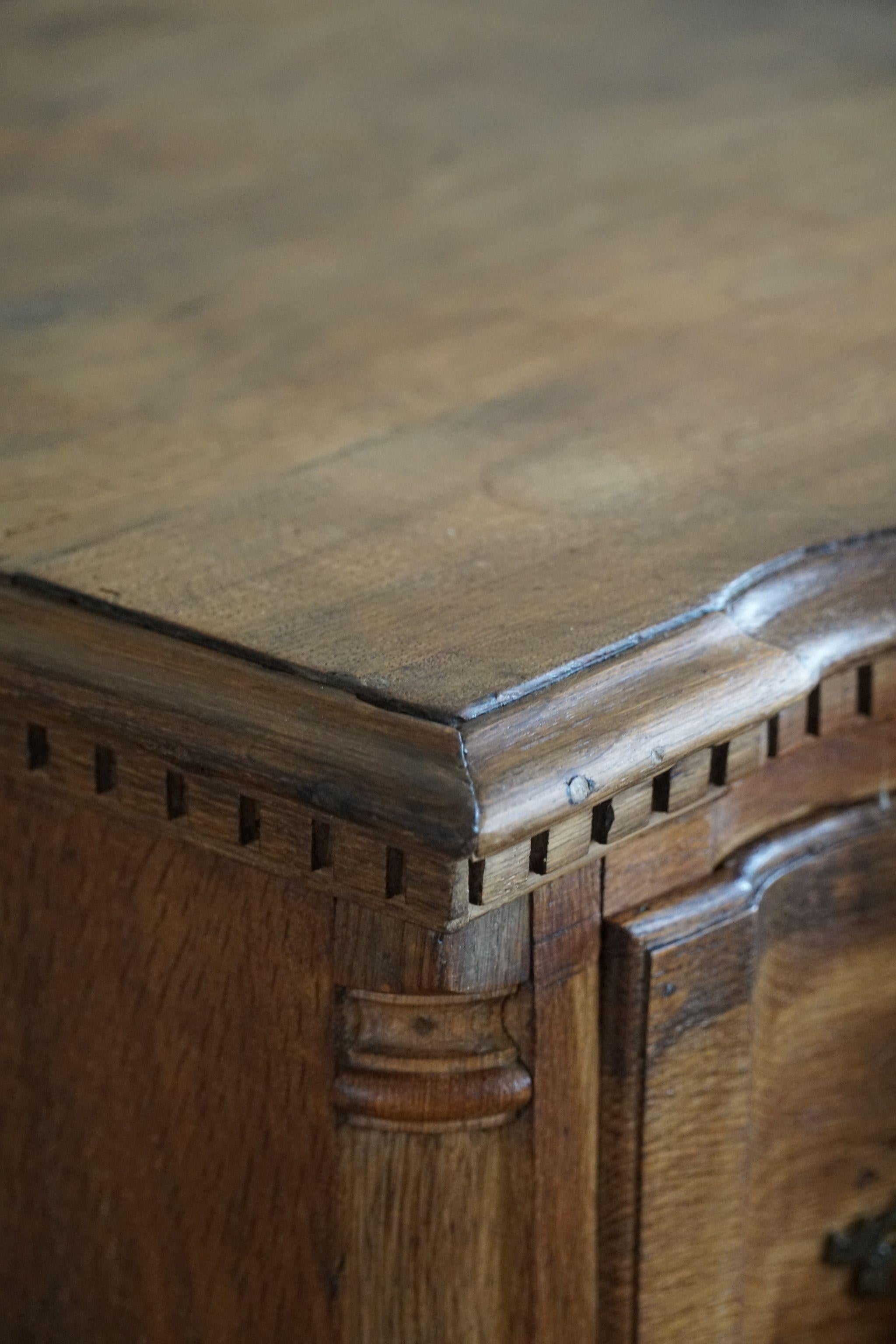 Antike Schubladenkommode, hergestellt von einem dänischen Schreiner, spätes 18. Jahrhundert im Angebot 2