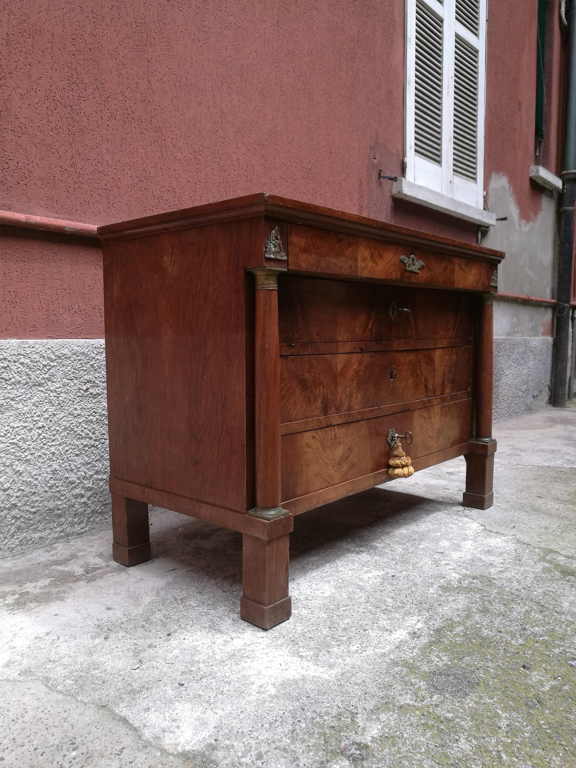 Italian antique wood chest of drawers, 1800s
Chest of drawers in wood with drawers with bronze friezes
Empire period.
good condition
59x123x90h cm