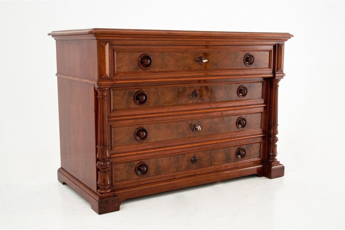 An antique chest of drawers from the end of the 19th century. Furniture in very good condition, after professional renovation, finished in polytone.

Year: circa 1880

Wood: walnut

Dimensions: height 79.5 cm / width 115.5 cm / depth 59.5 cm.