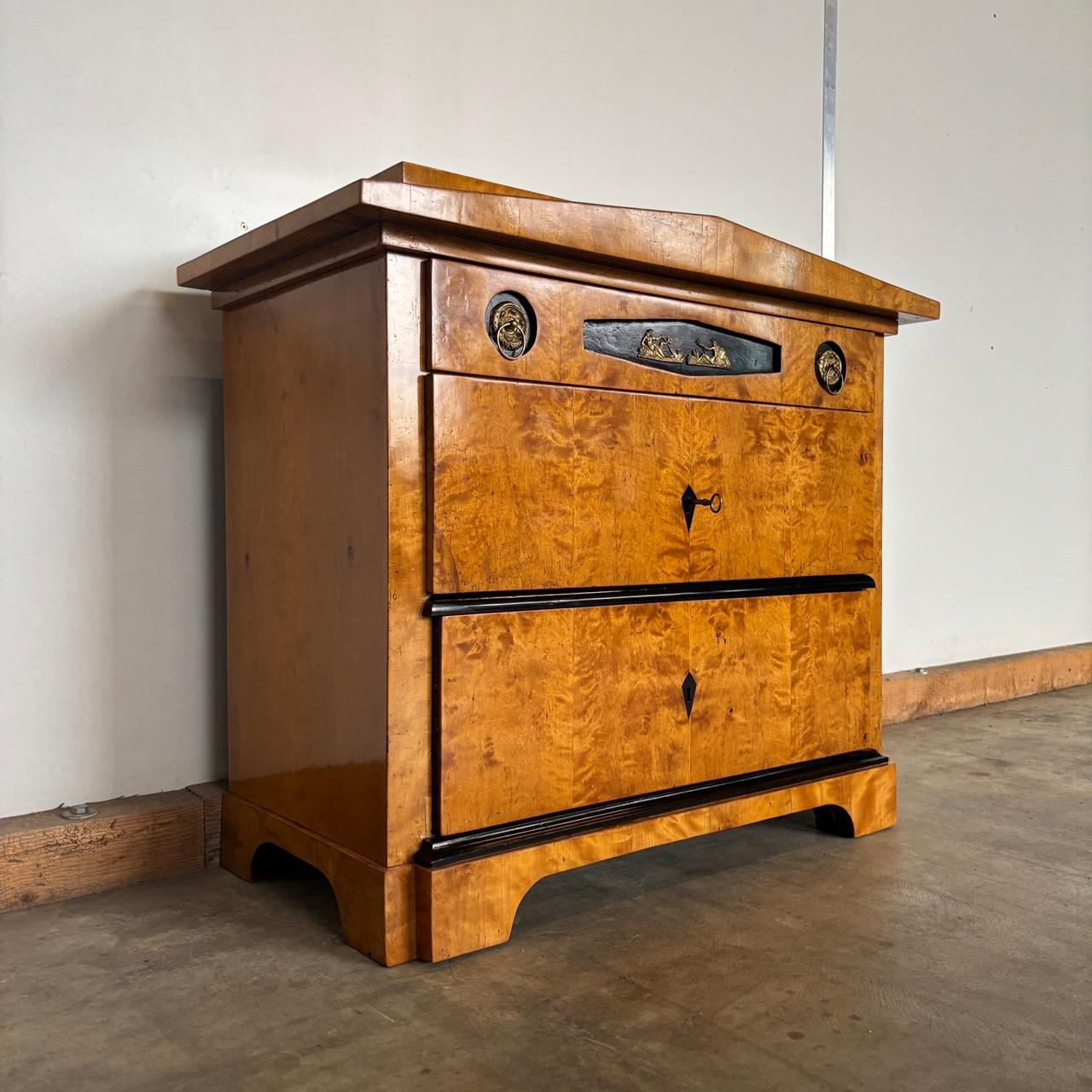 ✓ Einzigartige Form
✓ Originale Patina
✓ Klassisch und stilvoll

Abmessungen:
B: 103cm H: 88cm T: 50 cm

Artikel: Antike Kommode
Artikel Nr.: 1093
Herkunft: Deutschland, Kaiserreich um 1810, Norddeutsch
Farbe: Gold-Braun
MATERIAL: Birke