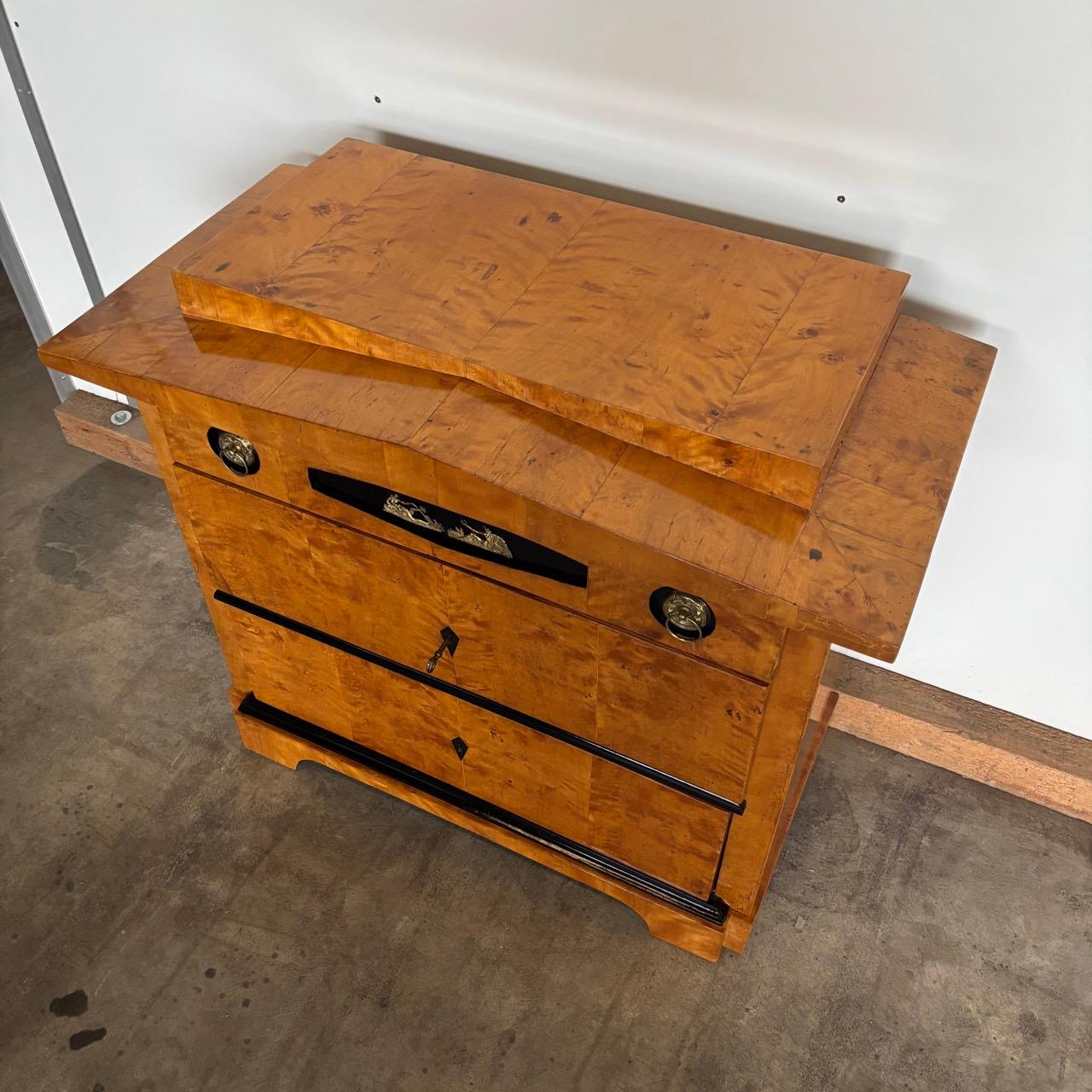 Antike Kommode  birkenfurniert  Das Kaiserreich um 1810 (Französisch) im Angebot