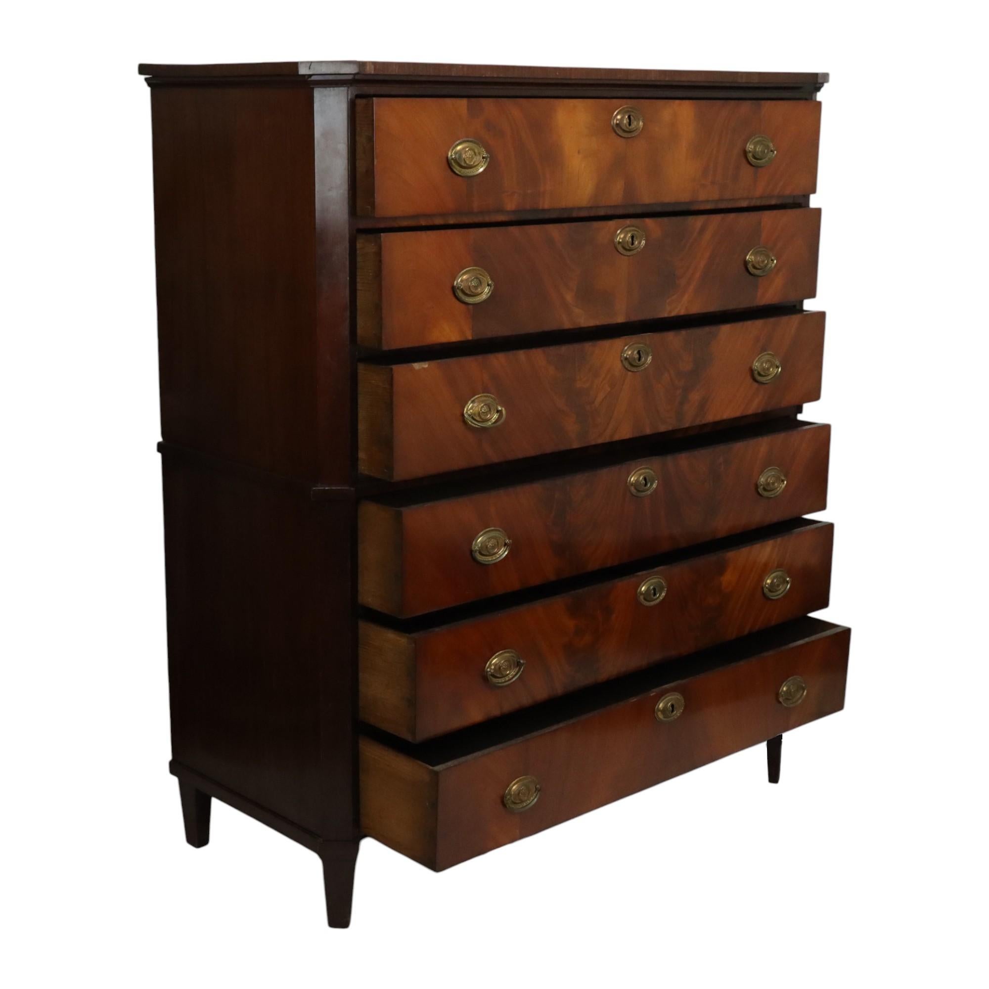 Ancienne commode Chiffonnière en acajou flammé sur chêne 19ème siècle en vente 4