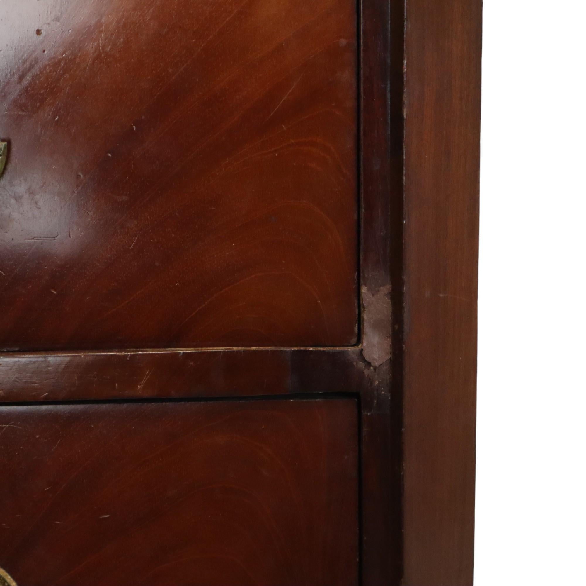Ancienne commode Chiffonnière en acajou flammé sur chêne 19ème siècle en vente 11
