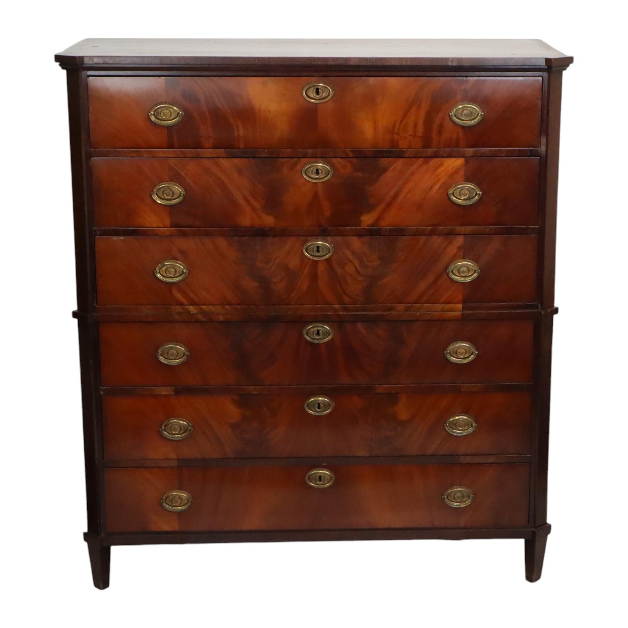 Belle grande commode ancienne de très grande qualité, chiffonnière de la première moitié du 19e siècle. Le meuble présente une belle patine d'âge et d'utilisation, avec des altérations de caractère aux bons endroits.

Ce magnifique meuble est