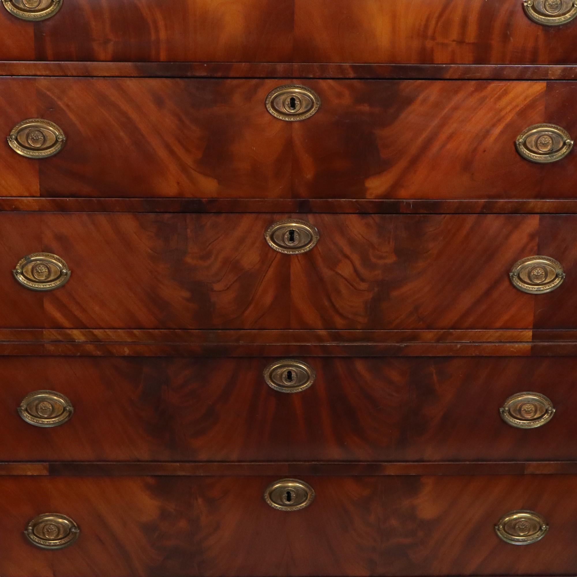 Fédéral Ancienne commode Chiffonnière en acajou flammé sur chêne 19ème siècle en vente
