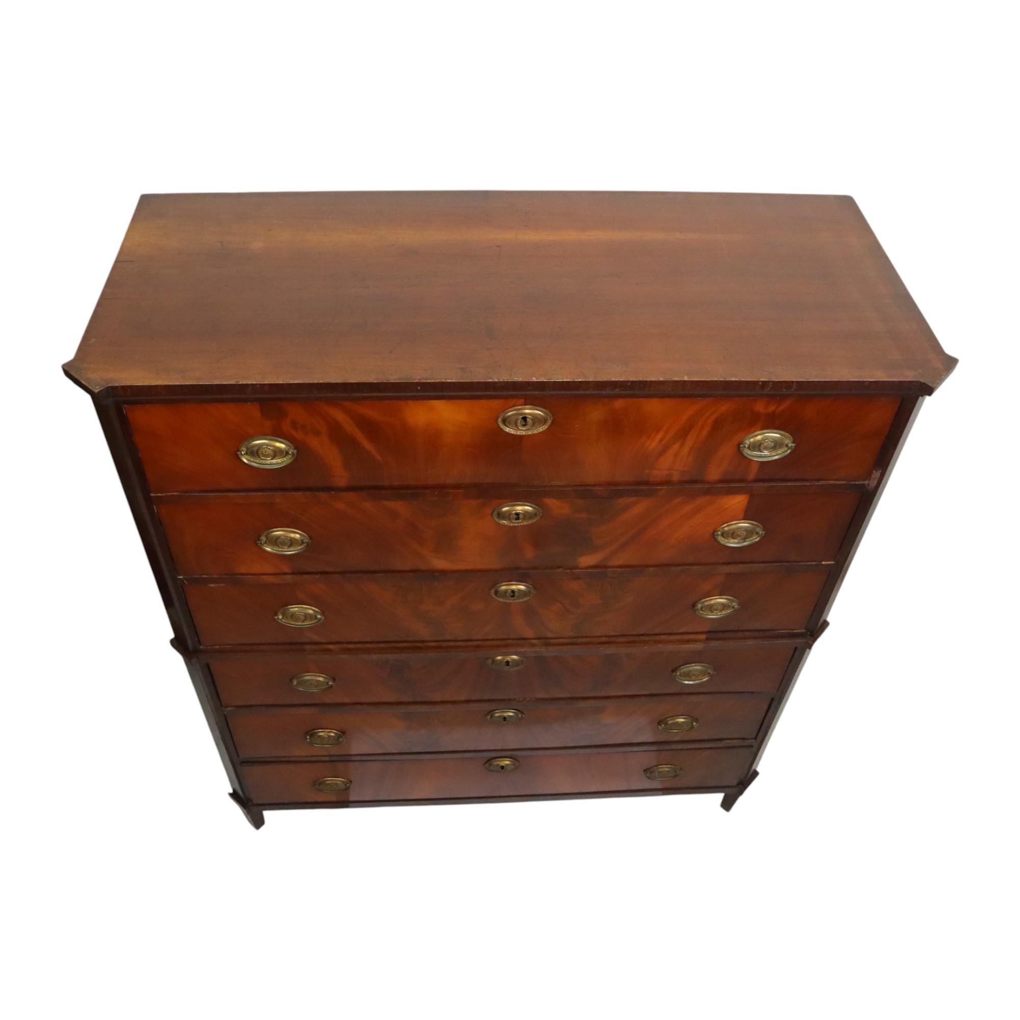Européen Ancienne commode Chiffonnière en acajou flammé sur chêne 19ème siècle en vente