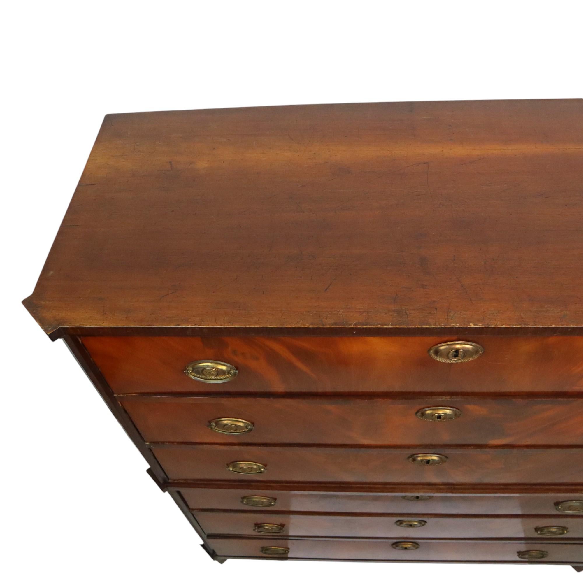Incrusté Ancienne commode Chiffonnière en acajou flammé sur chêne 19ème siècle en vente