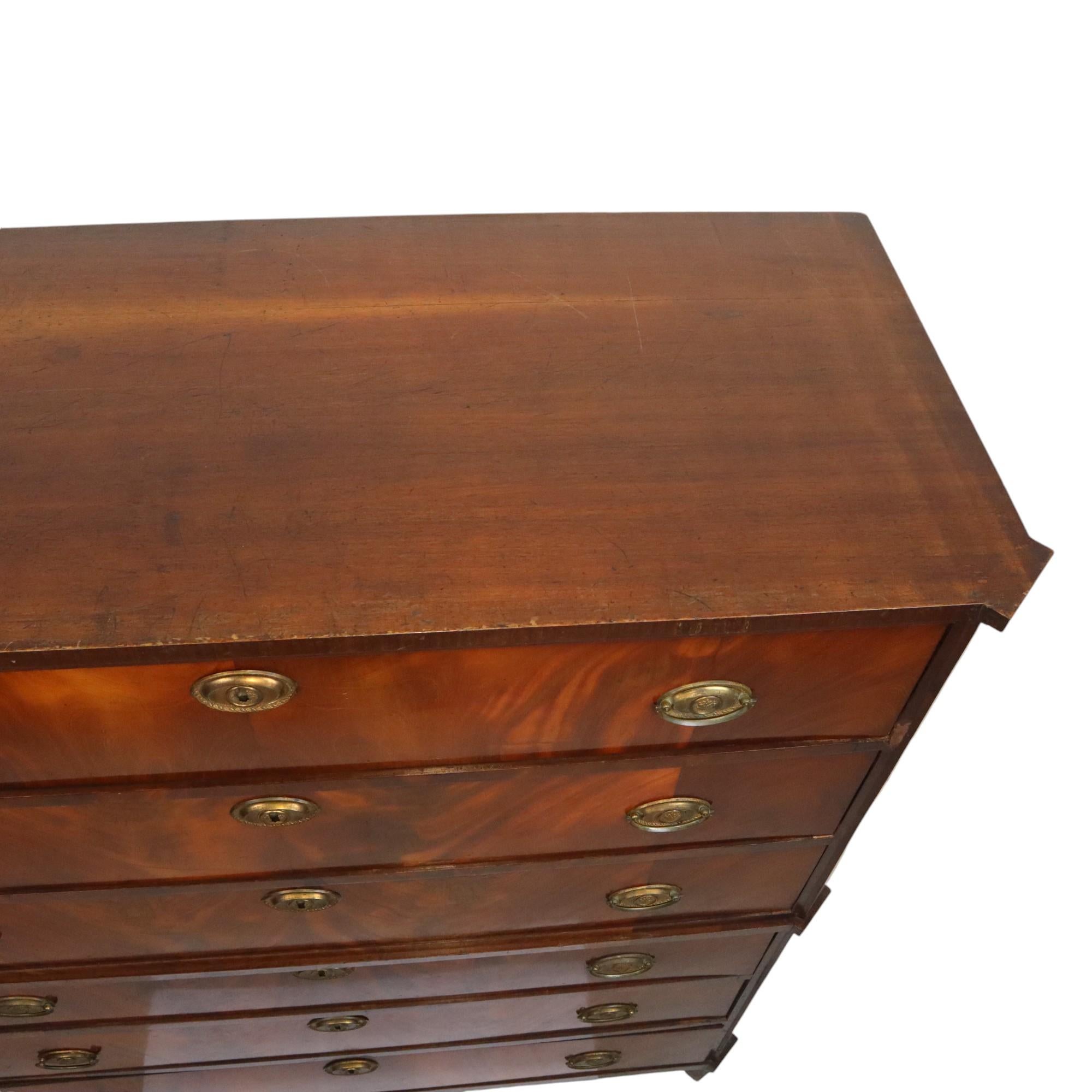 Ancienne commode Chiffonnière en acajou flammé sur chêne 19ème siècle Bon état - En vente à Poperinge, BE