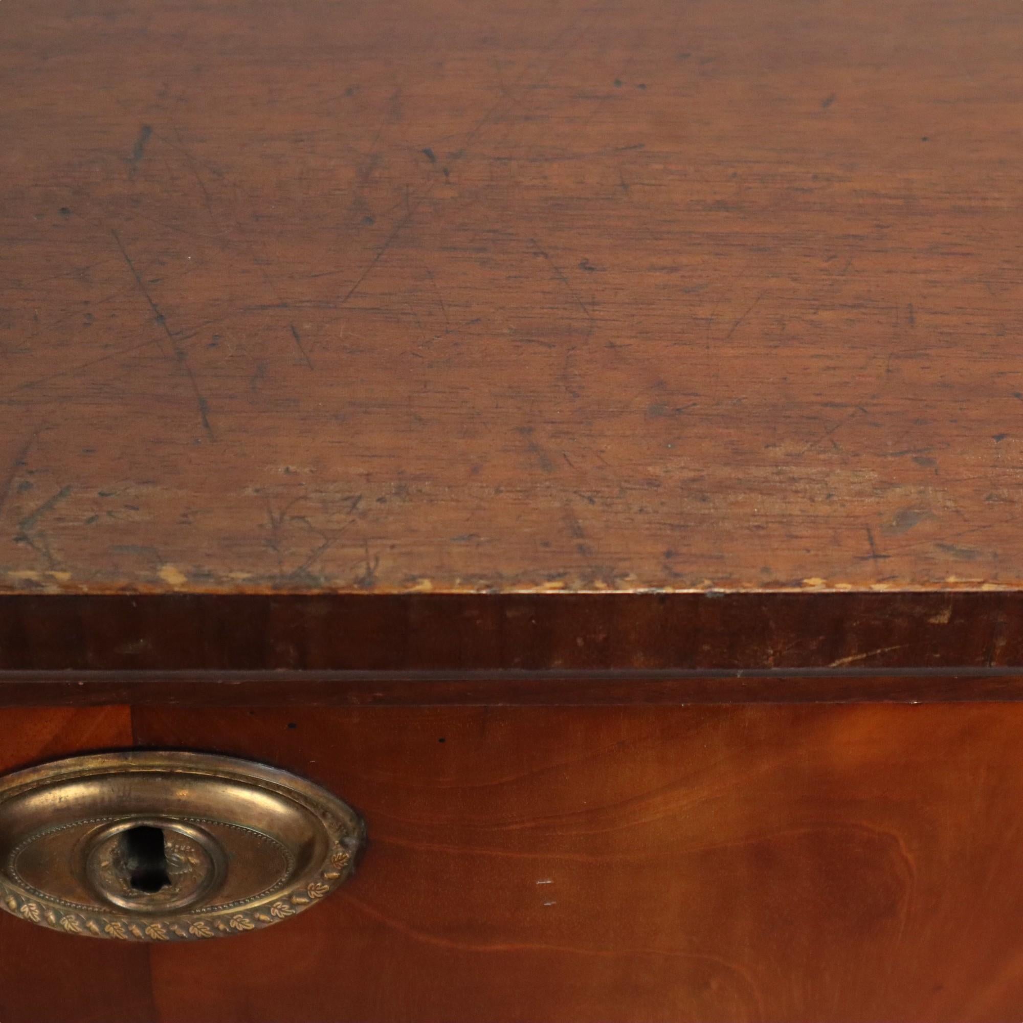 XIXe siècle Ancienne commode Chiffonnière en acajou flammé sur chêne 19ème siècle en vente
