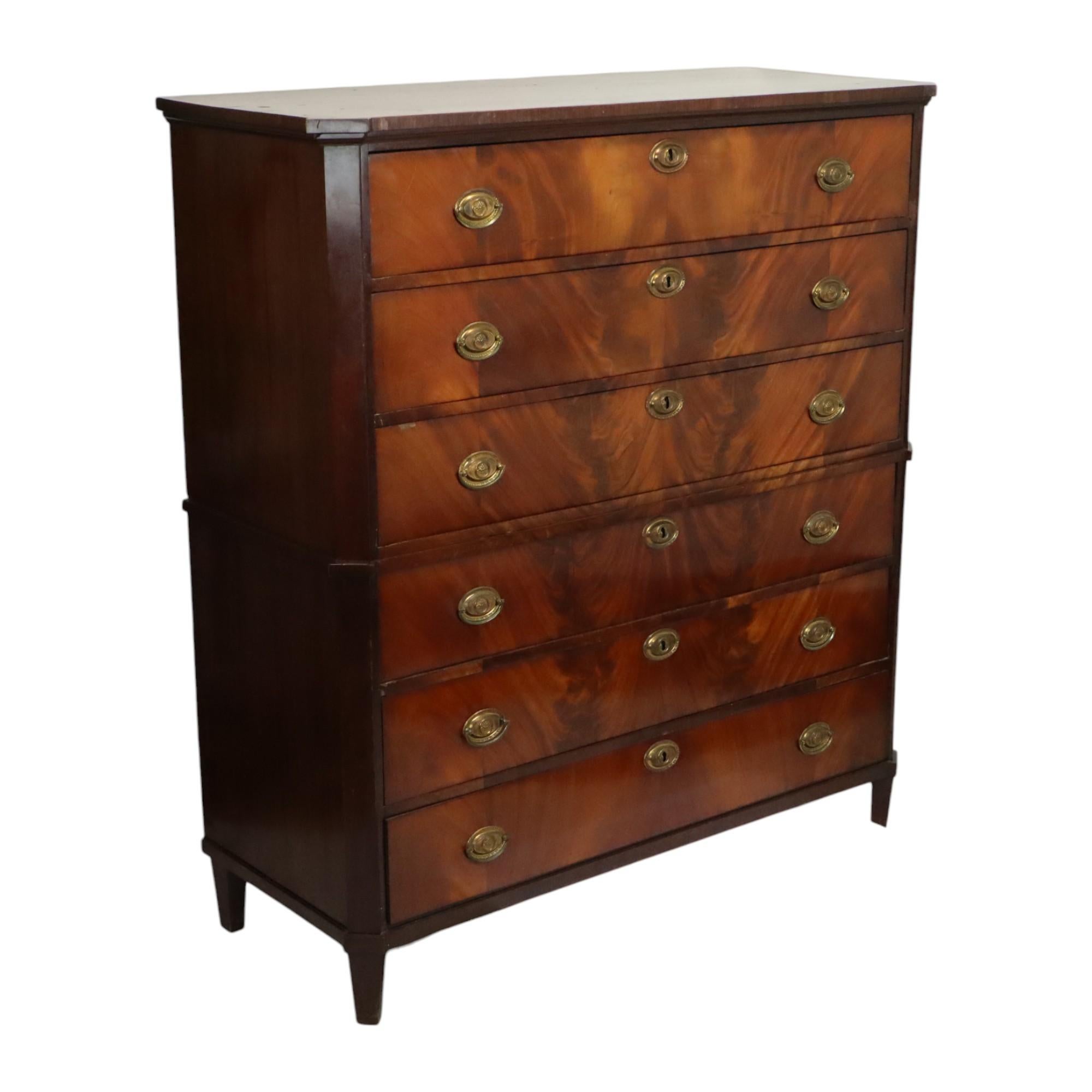 Laiton Ancienne commode Chiffonnière en acajou flammé sur chêne 19ème siècle en vente