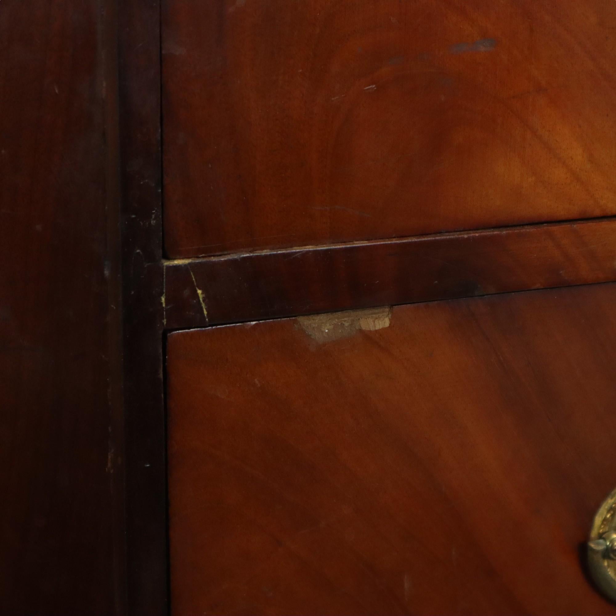 Ancienne commode Chiffonnière en acajou flammé sur chêne 19ème siècle en vente 1