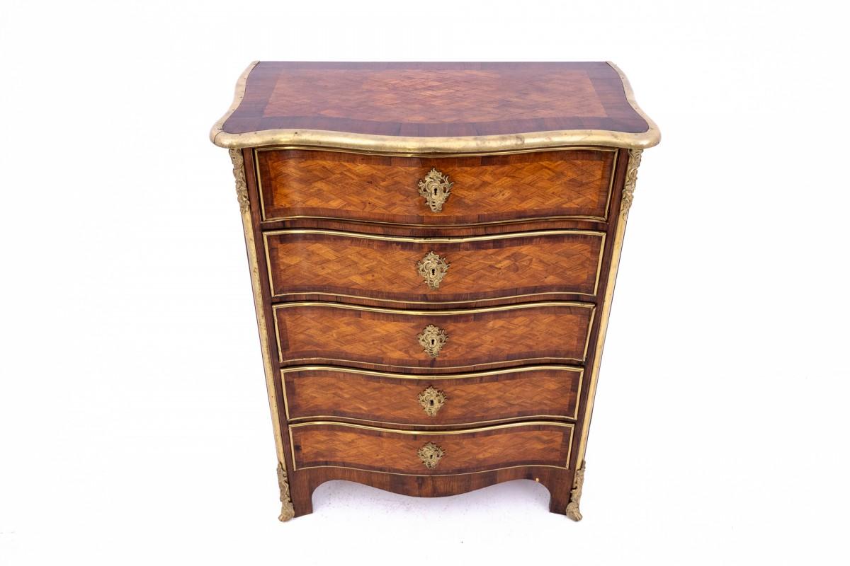 Commode unique, France, vers 1870.

Très bon état.

Bois : noyer

dimensions : hauteur 110 cm largeur 83 cm profondeur 41 cm