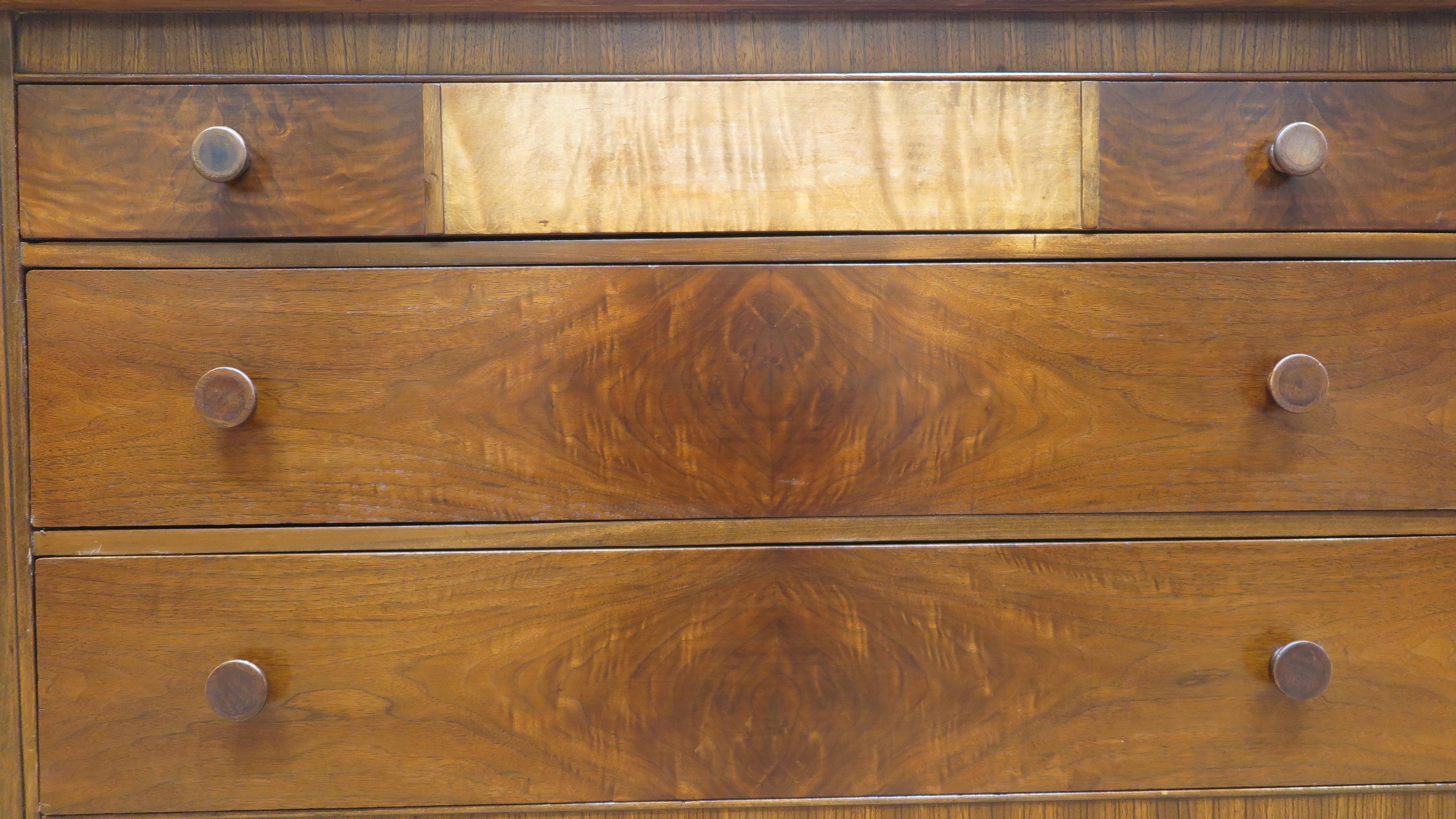 Antique Chest of Drawers Dresser  In Good Condition In New York, NY