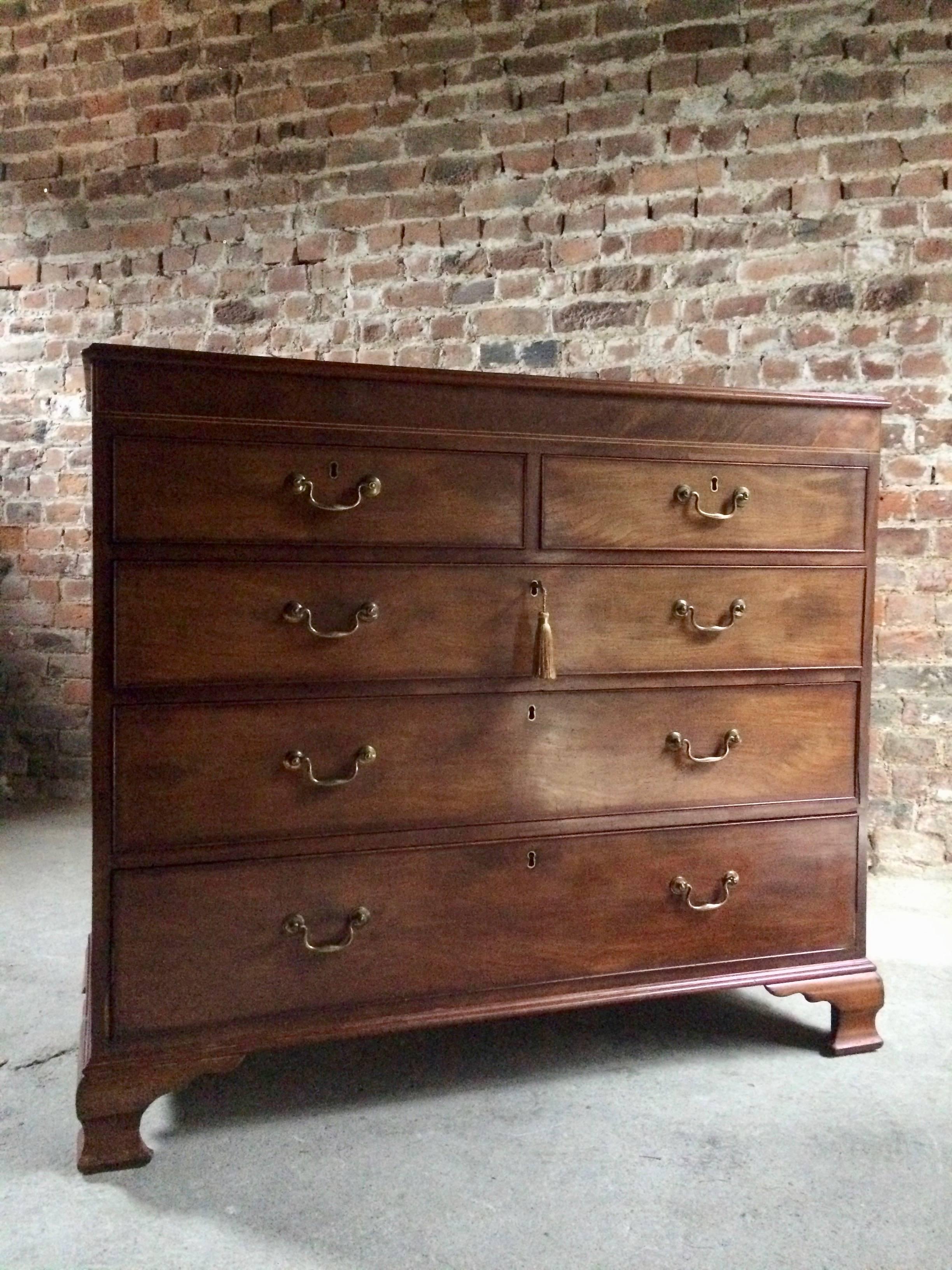 British Antique Chest of Drawers Dresser Mahogany Victorian, 19th Century, circa 1875