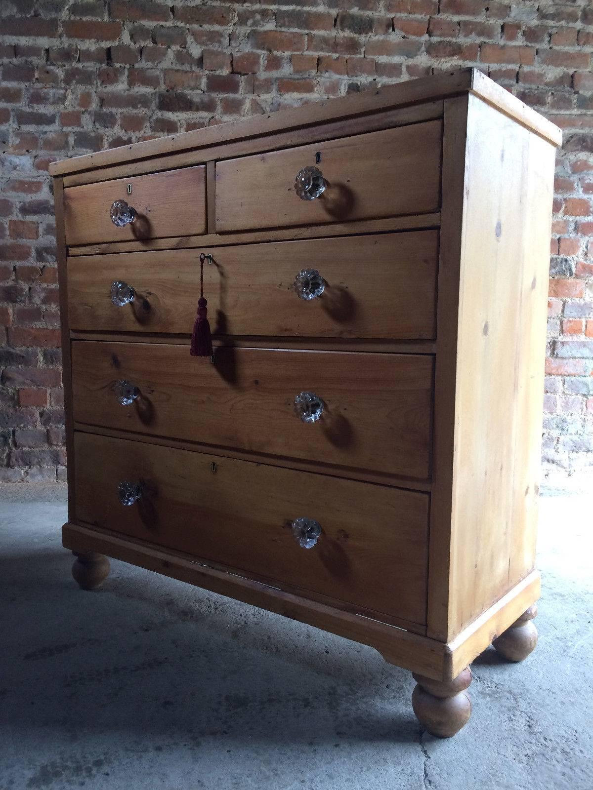 Antique Chest of Drawers Dresser Pine Victorian, 19th Century, circa 1850 In Good Condition In Longdon, Tewkesbury