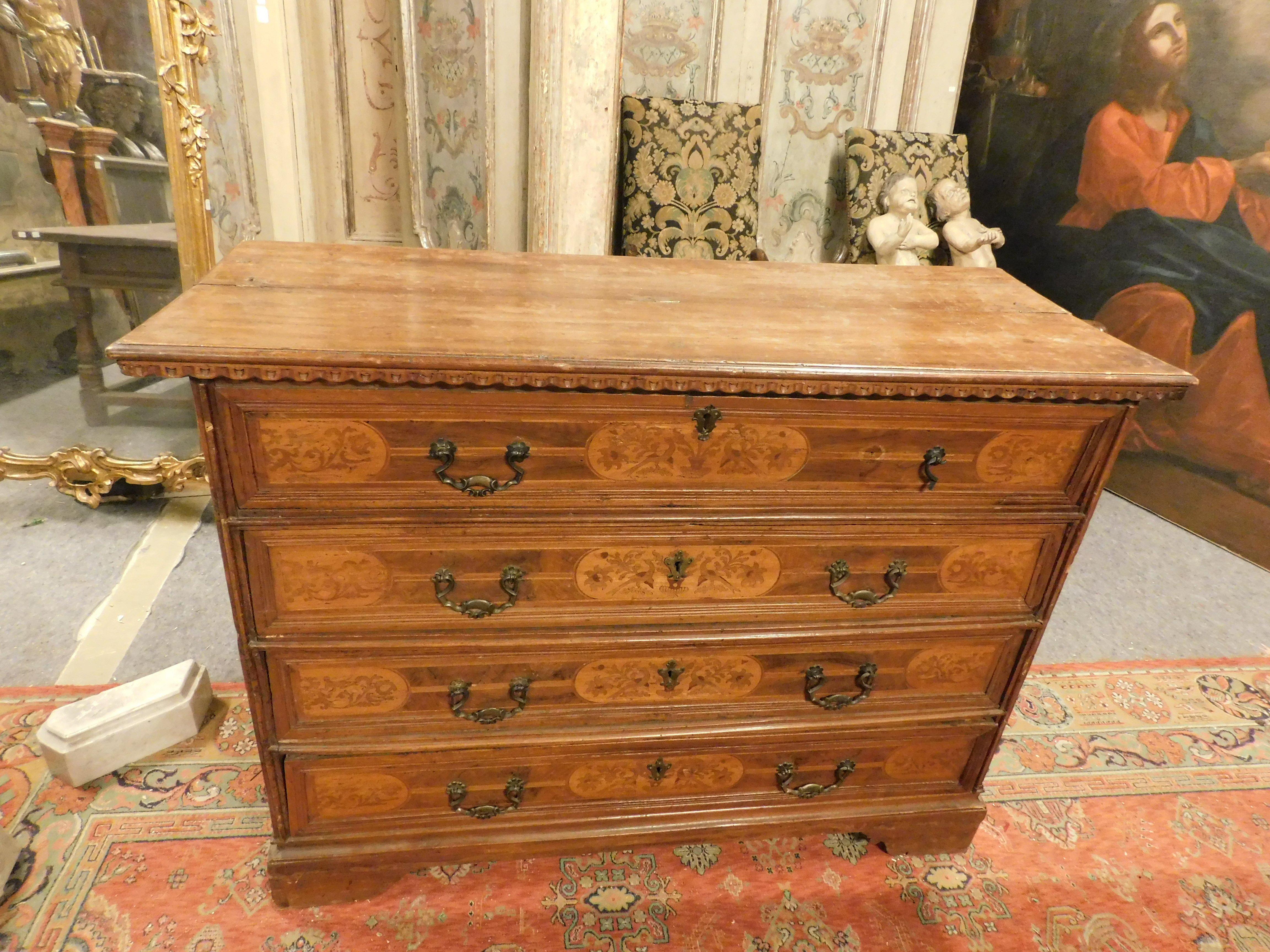 Antique chest of drawers / Flap in walnut with three threaded drawers inlaid with plant elements and birds, the folding top hides drawers that are also inlaid, mid-17th century, from northern Italy (Emilia-Romagna/Lombardy). Unique piece given the