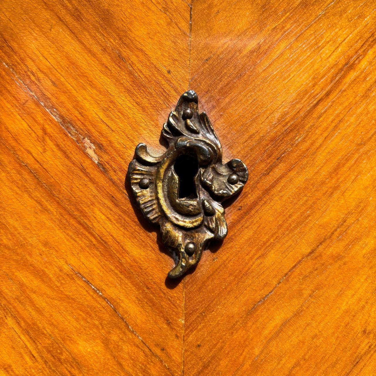 Commode ancienne  France 19e siècle  Marbre et laiton en vente 8