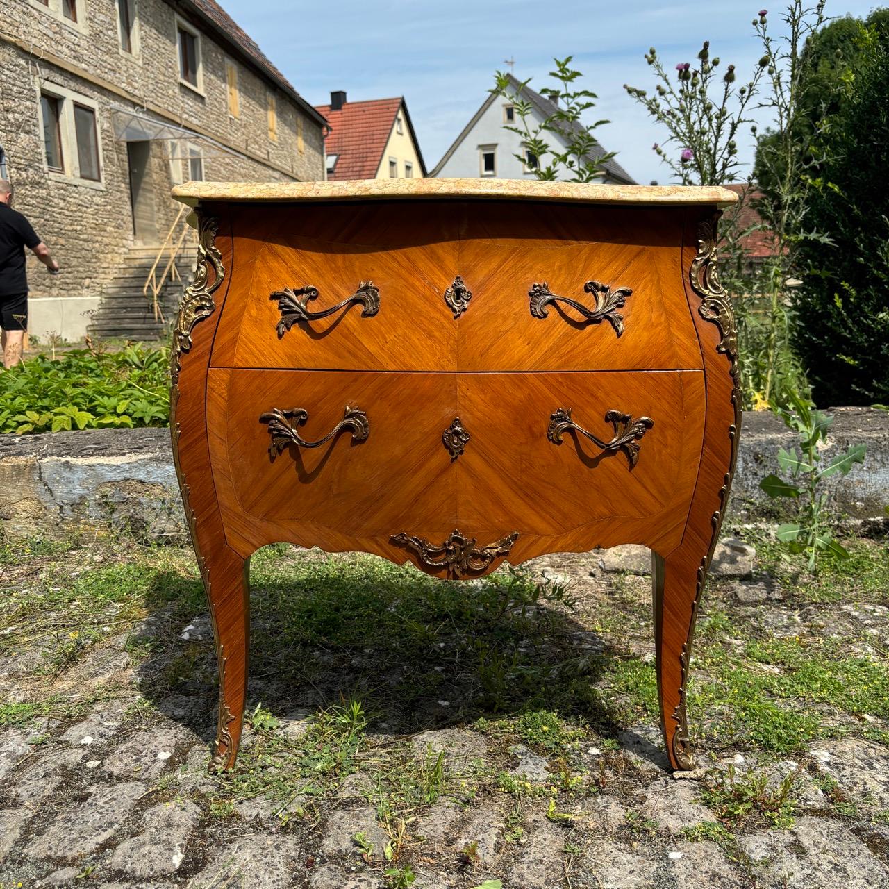 ✓ Merveilleux état
✓ Design/One charmant
✓ Pratique et beau !

Dimensions :  L : 90cm  H : 86cm  D : 47cm

Article : Commode avec plateau en marbre
Numéro d'article : 885
Epoch : France vers le 19ème siècle
MATERIAL : Bois de rose, marbre
Couleur :