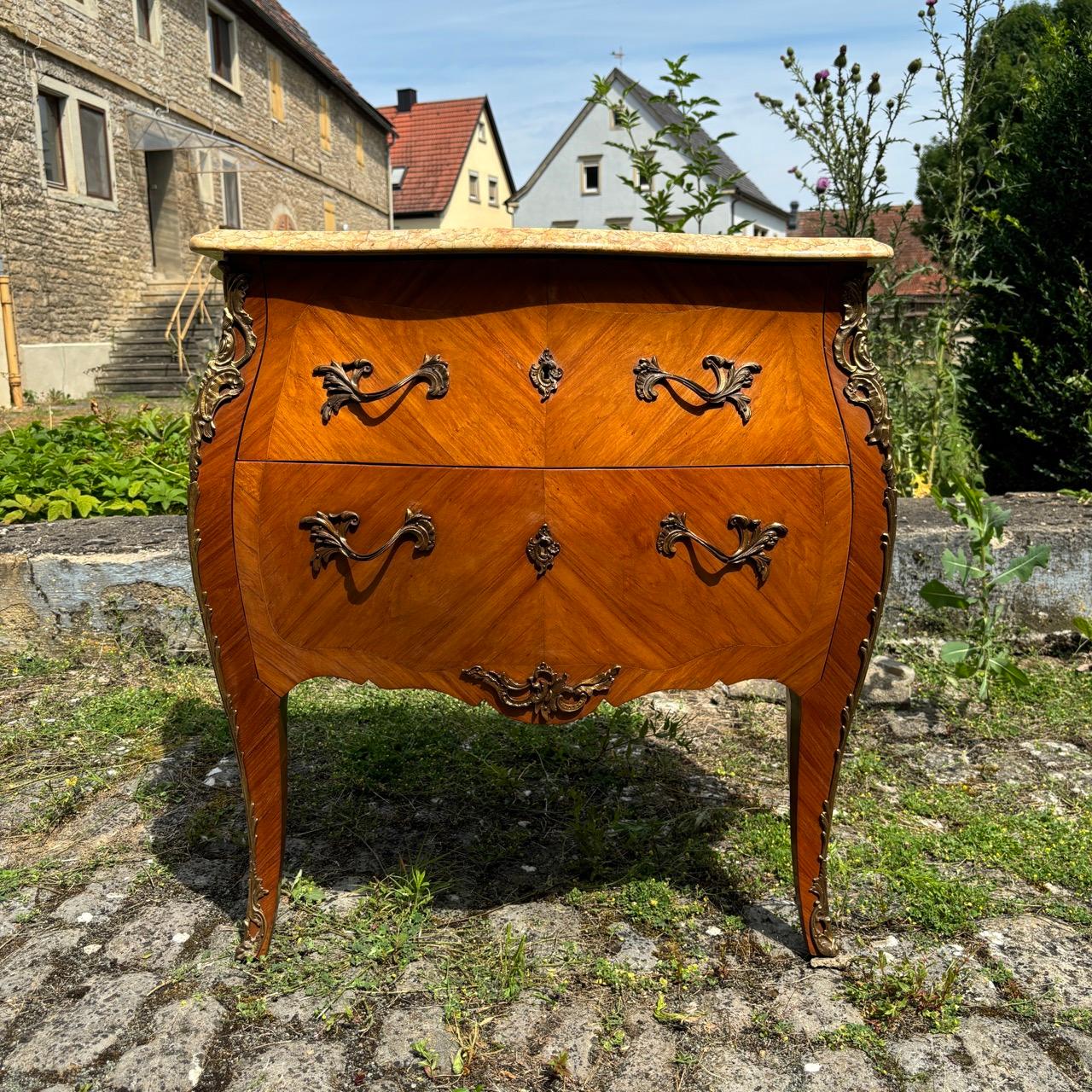 Louis XV Commode ancienne  France 19e siècle  Marbre et laiton en vente