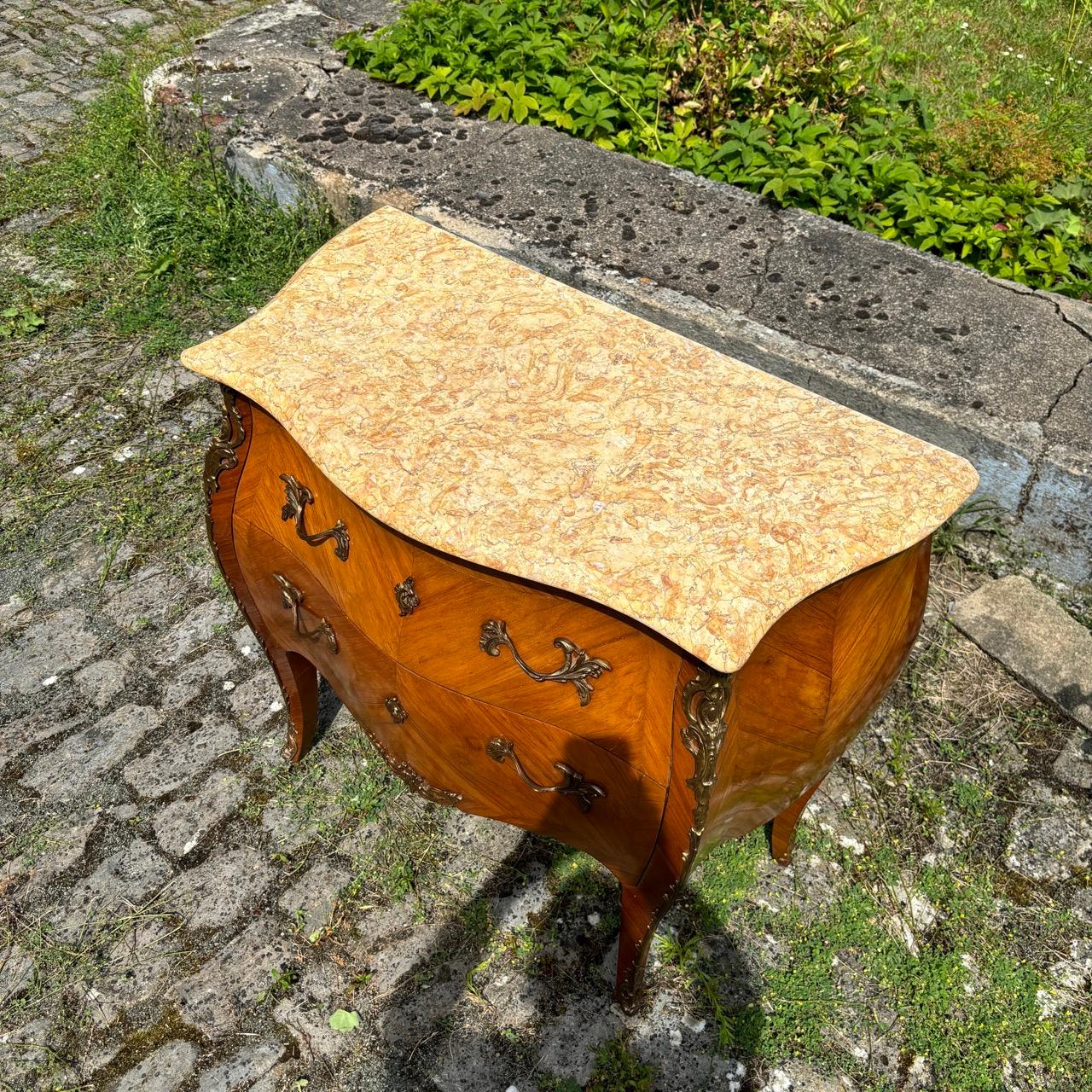 Bois de rose Commode ancienne  France 19e siècle  Marbre et laiton en vente
