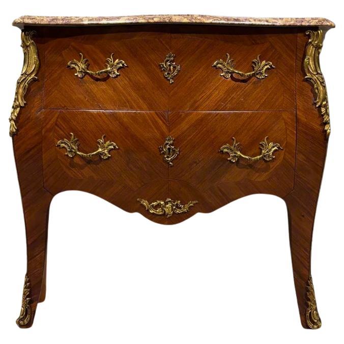 Cómoda antigua  Francia hacia 1900  Herrajes de latón ornamentados