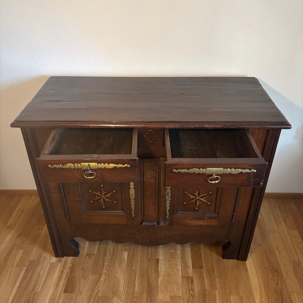 Antique chest of drawers  France - Brittany 18th century  Chestnut wood For Sale 4