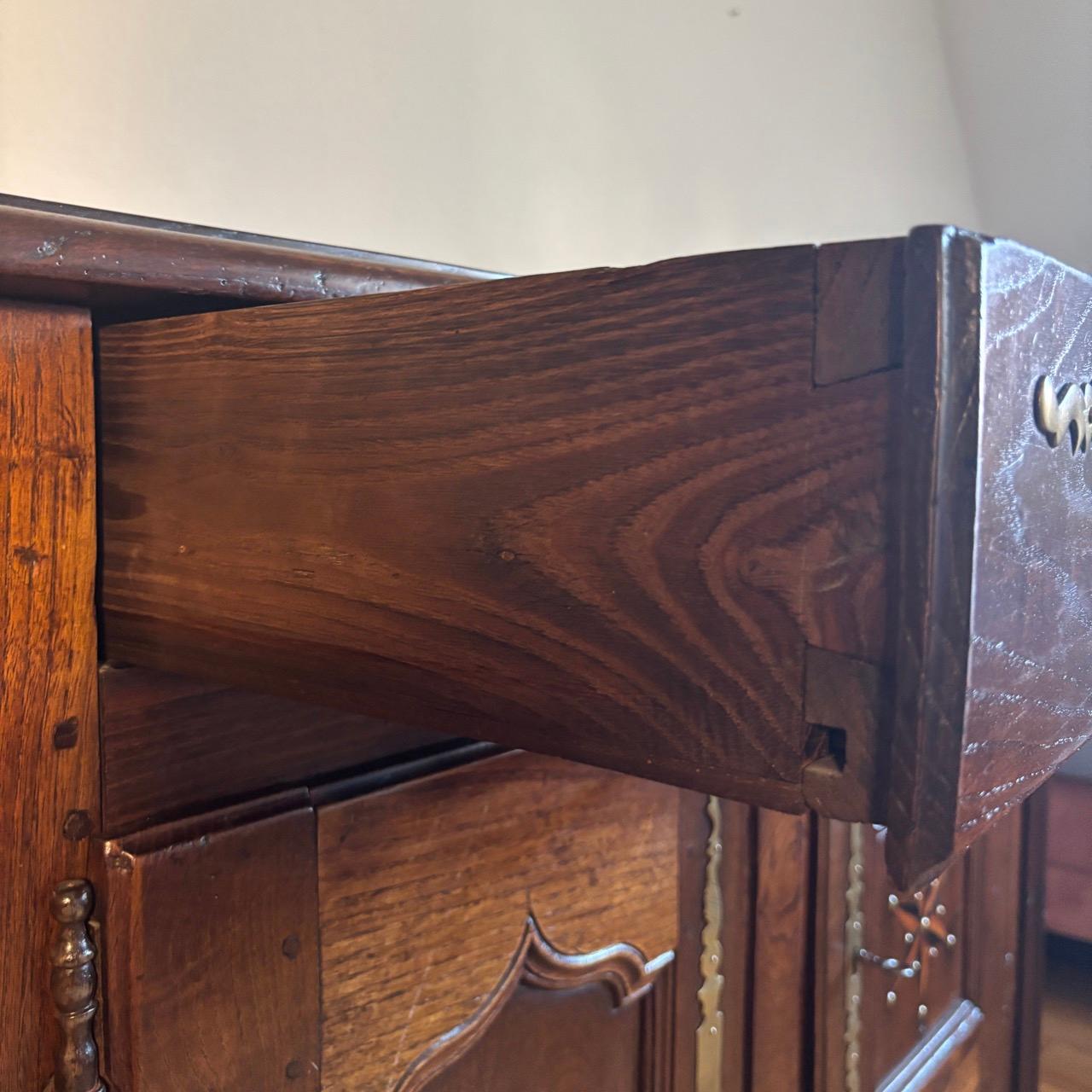 Antique chest of drawers  France - Brittany 18th century  Chestnut wood For Sale 5