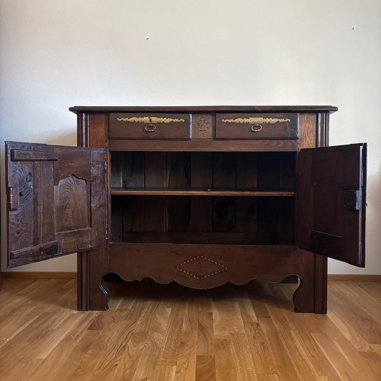 Antique chest of drawers  France - Brittany 18th century  Chestnut wood For Sale 6