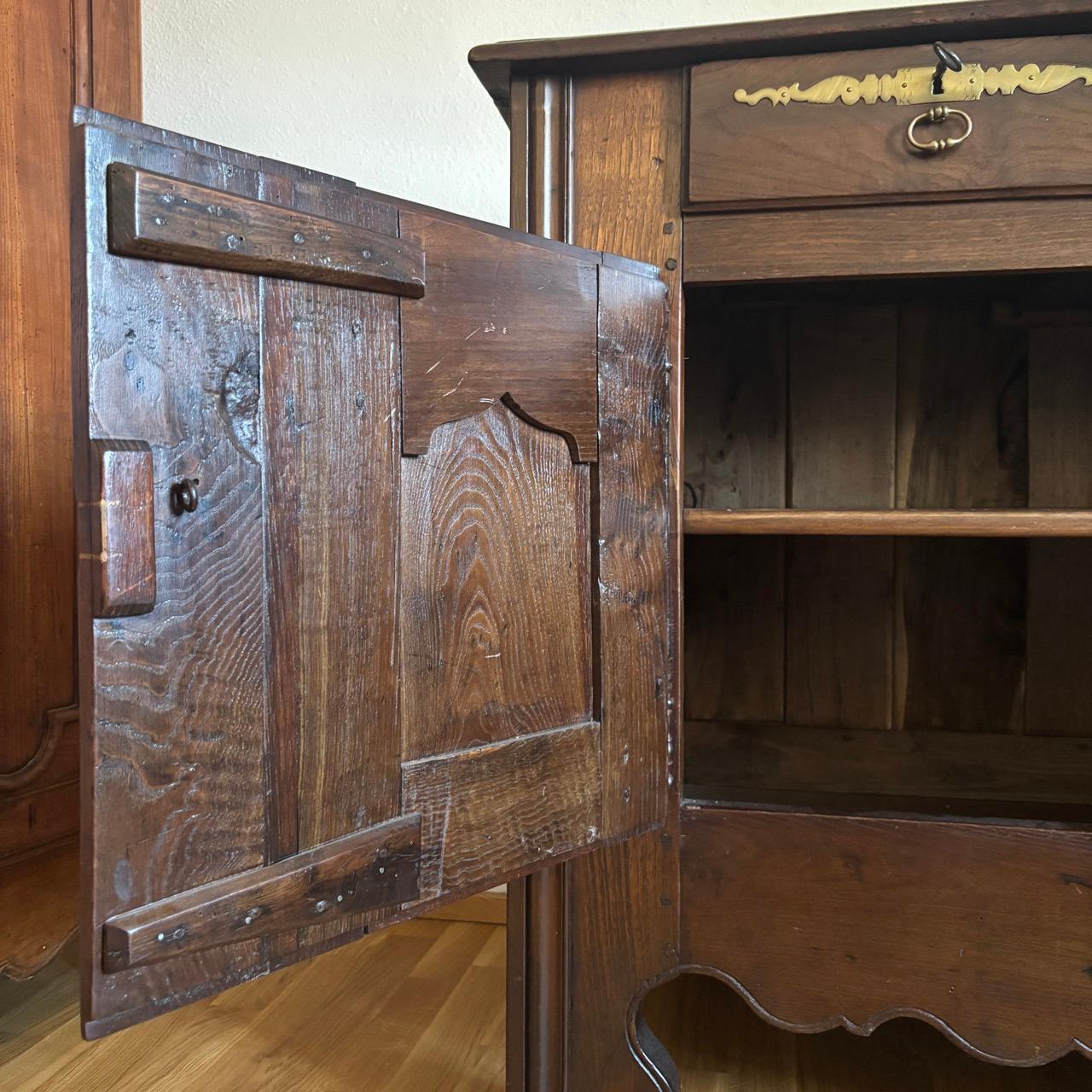 Antique chest of drawers  France - Brittany 18th century  Chestnut wood For Sale 7