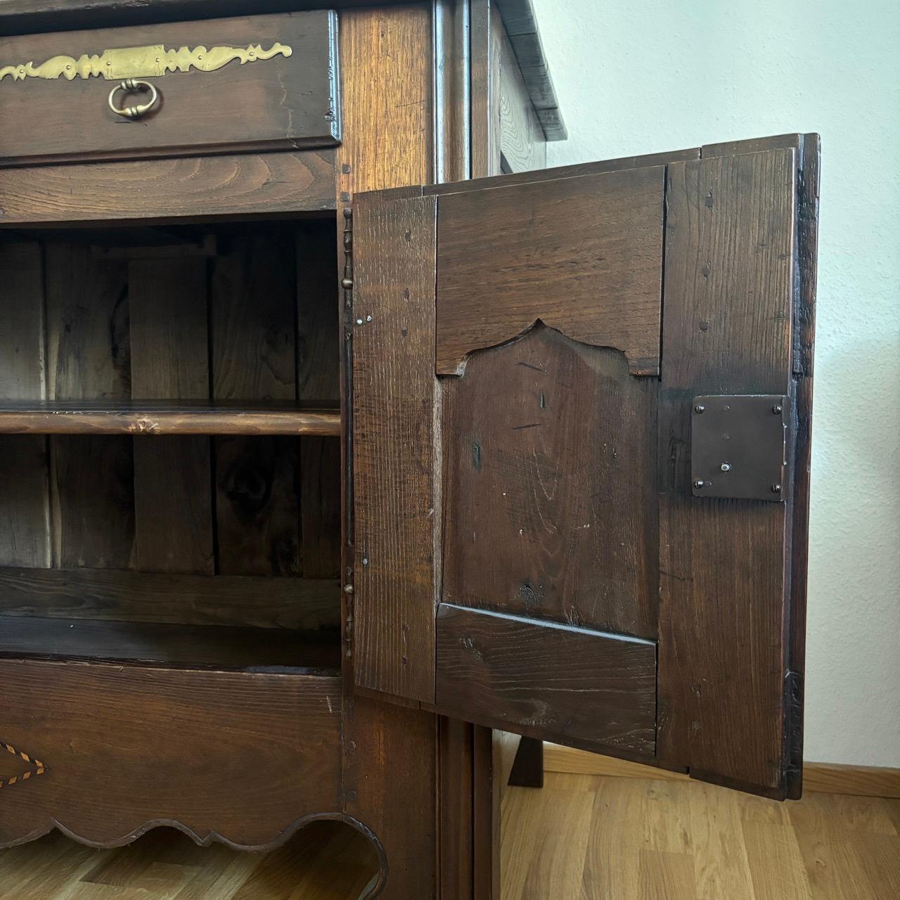 Antique chest of drawers  France - Brittany 18th century  Chestnut wood For Sale 8