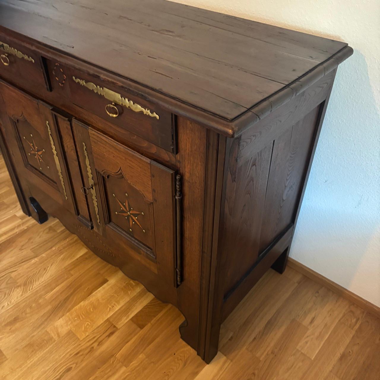 Antique chest of drawers  France - Brittany 18th century  Chestnut wood For Sale 12