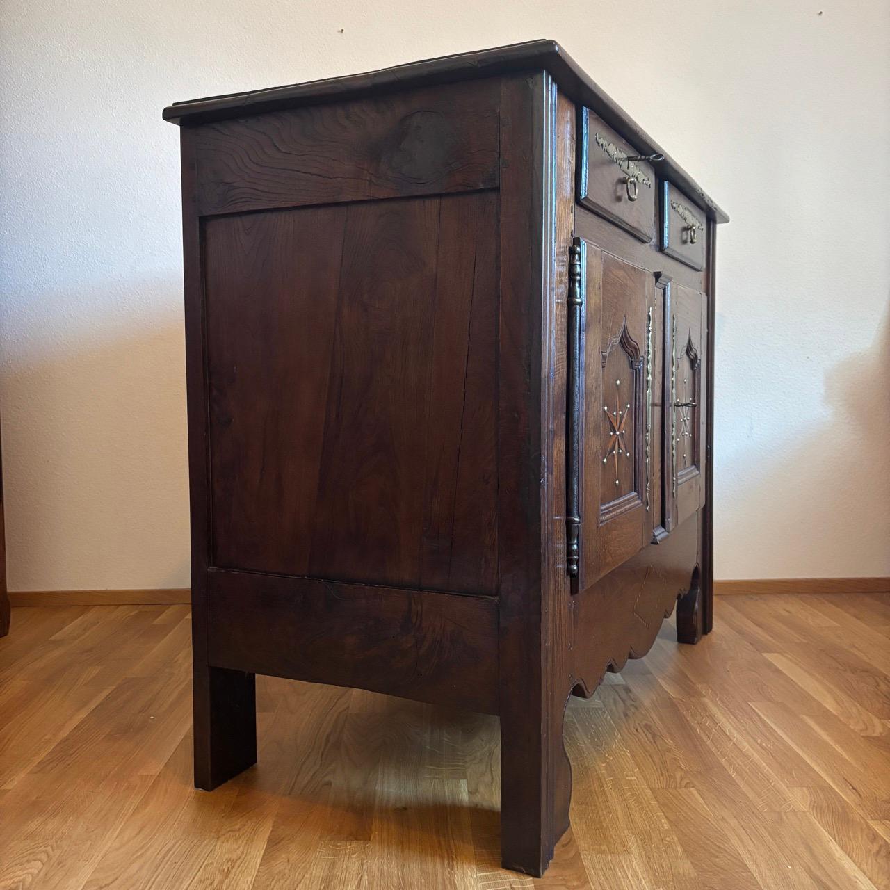 ✓ French country house style of the 18th century
✓ High quality wood
✓ Very solid

Dimensions:
W: 131cm H: 103cm. D: 59cm

Article: Antique chest of drawers  sideboard  semi-cabinet
Item no.: 1077
Provenance: Louis XV, France - Brittany around
