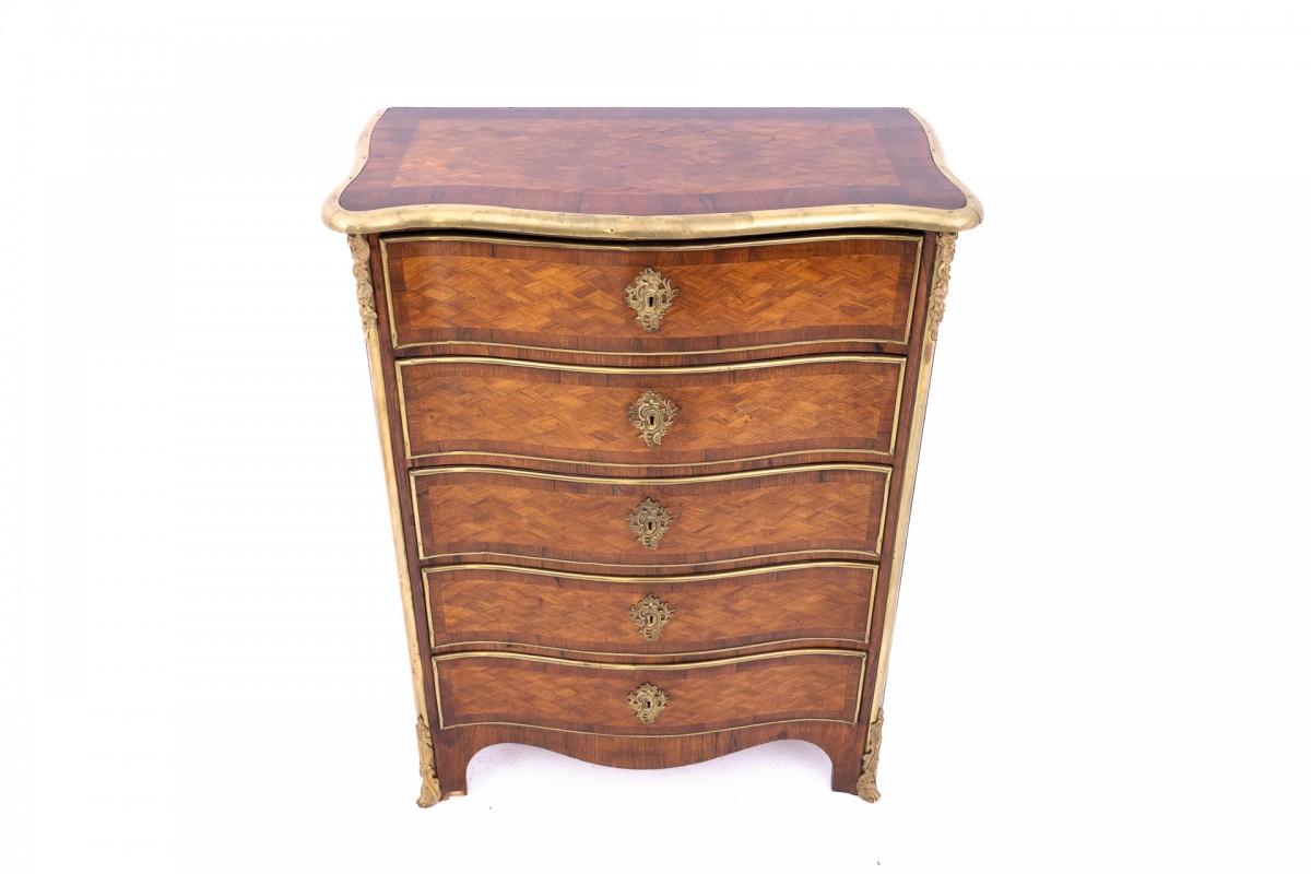 Commode unique, France, vers 1870. Nous proposons une deuxième commode identique.

Très bon état.

Bois : noyer

dimensions : hauteur 110 cm largeur 83 cm profondeur 41 cm