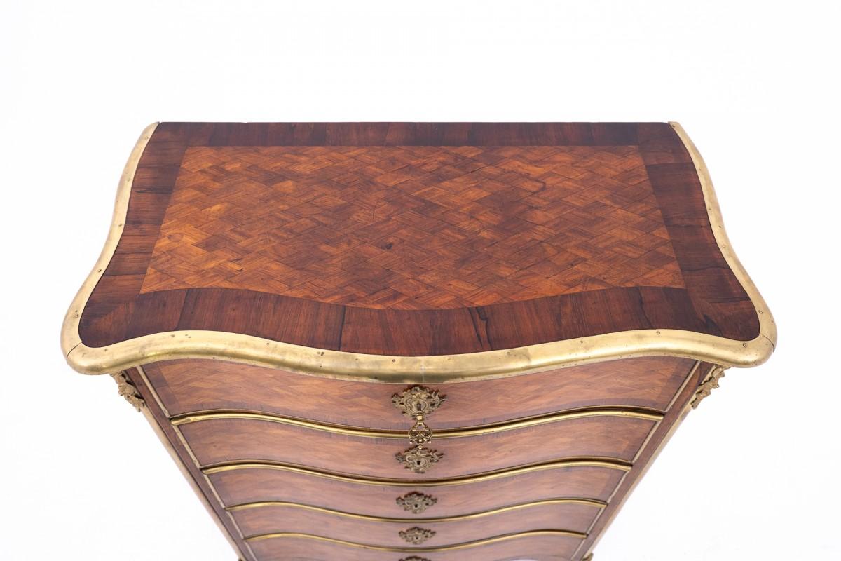 Noyer Commode ancienne, France, vers 1870. en vente