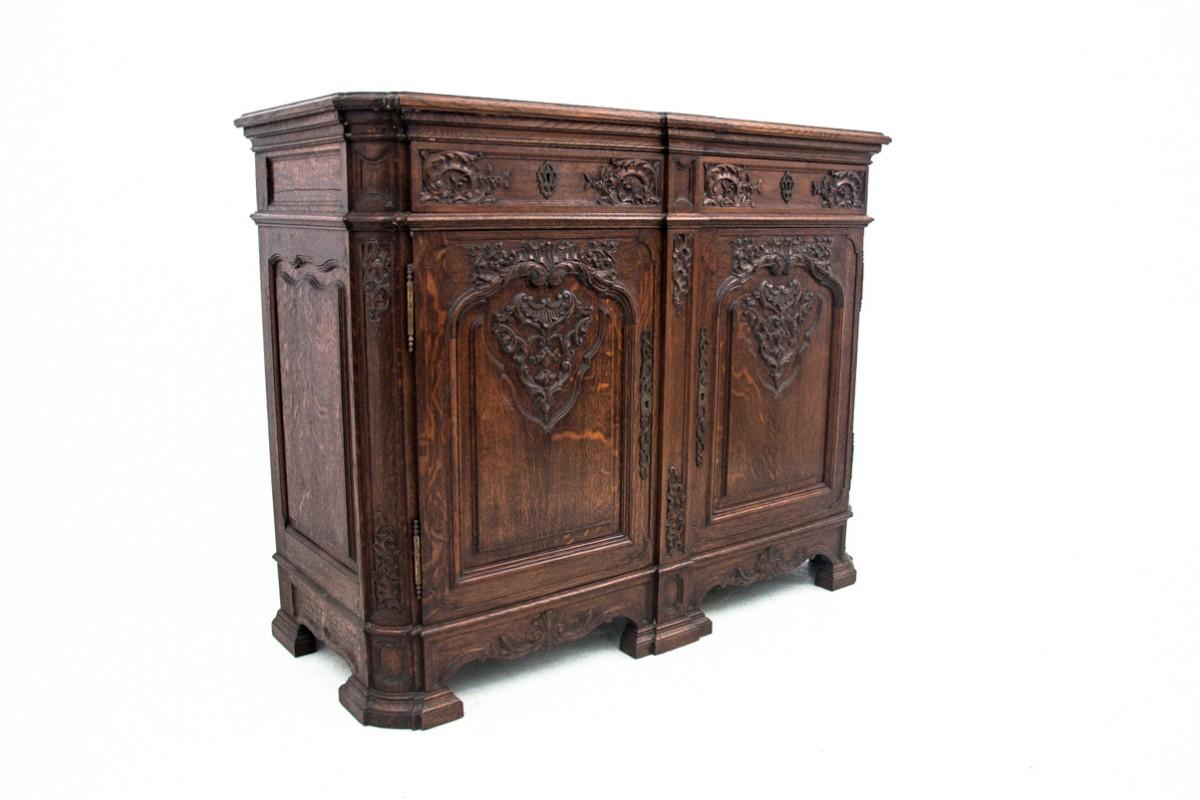 Commode ancienne datant d'environ 1880.

Origine : France

Bois : chêne

Dimensions : hauteur 104 cm / largeur 133 cm / profondeur 56 cm